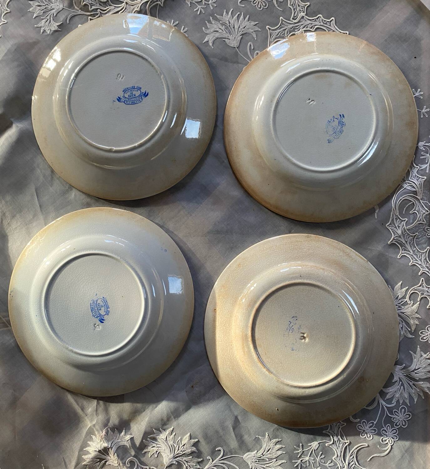 Set of 4 dessert plates in Gien ironstone, fleurette model.