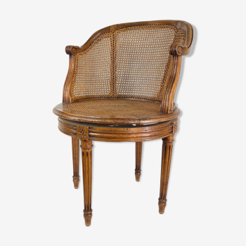 Fauteuil de bureau canné tournant  de style Louis XVI en bois massif.