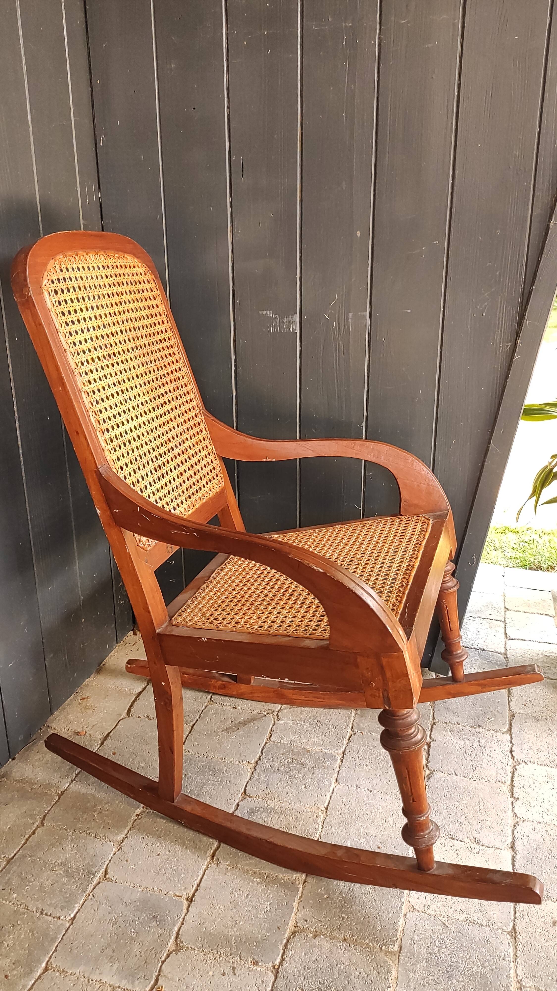 Rocking-chair ancien bois et cannage rotin