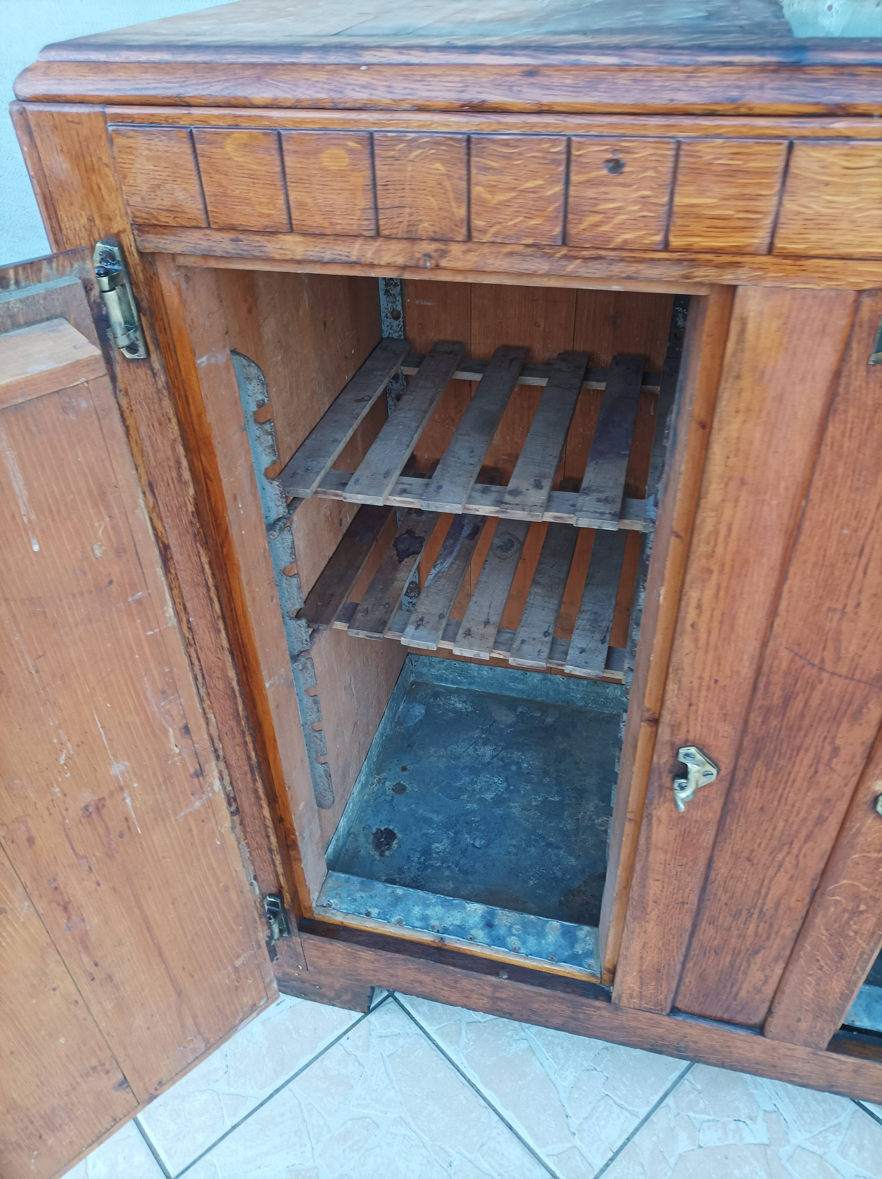 Butcher's buffet ice chest from the Art Deco period in oak