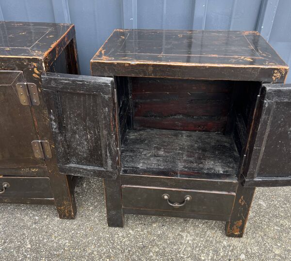 Paire de petits meubles d'appoints ou bout de canapé, laqués en noir d'Asie