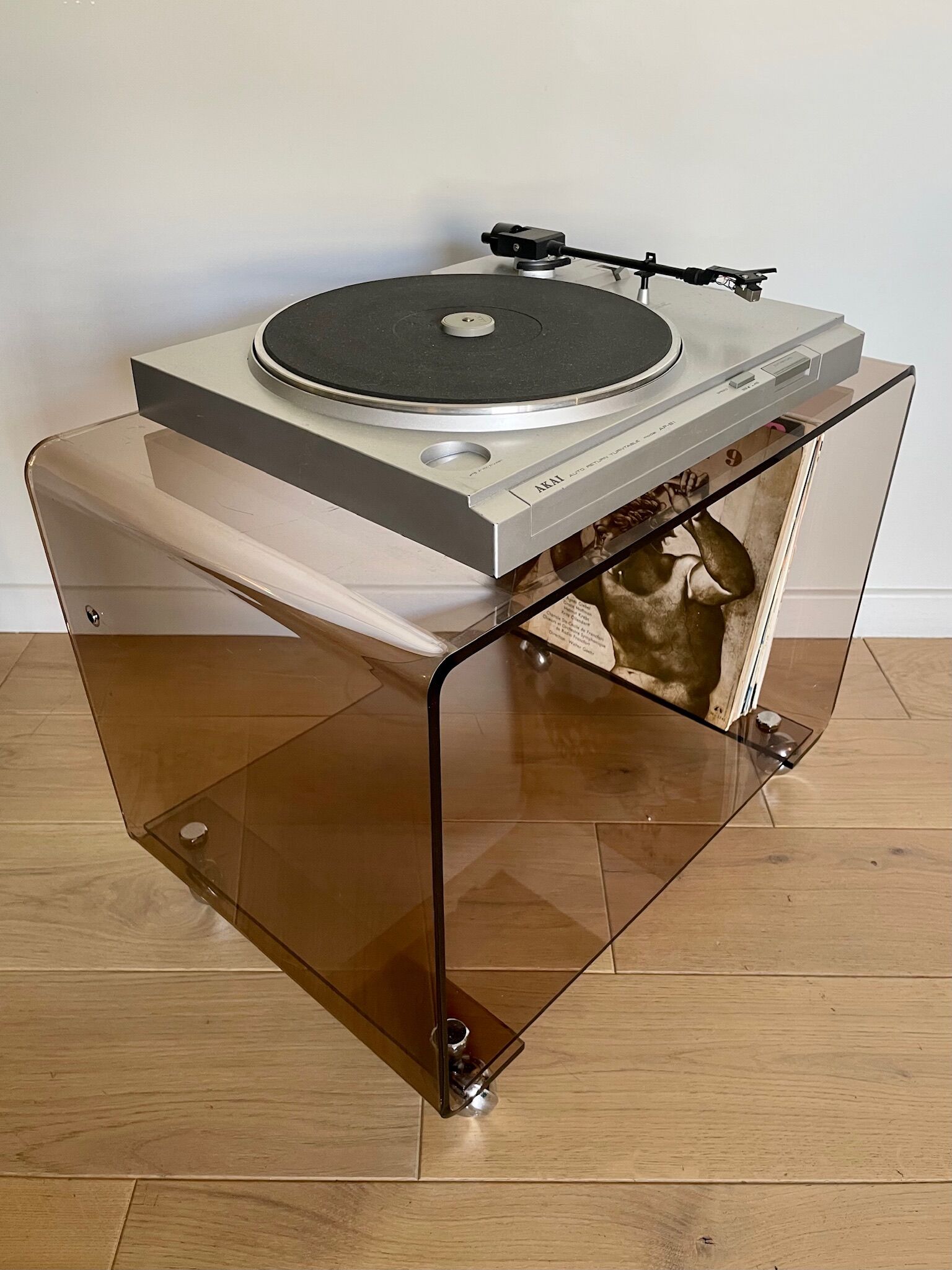 Smoked plexi cube on wheels