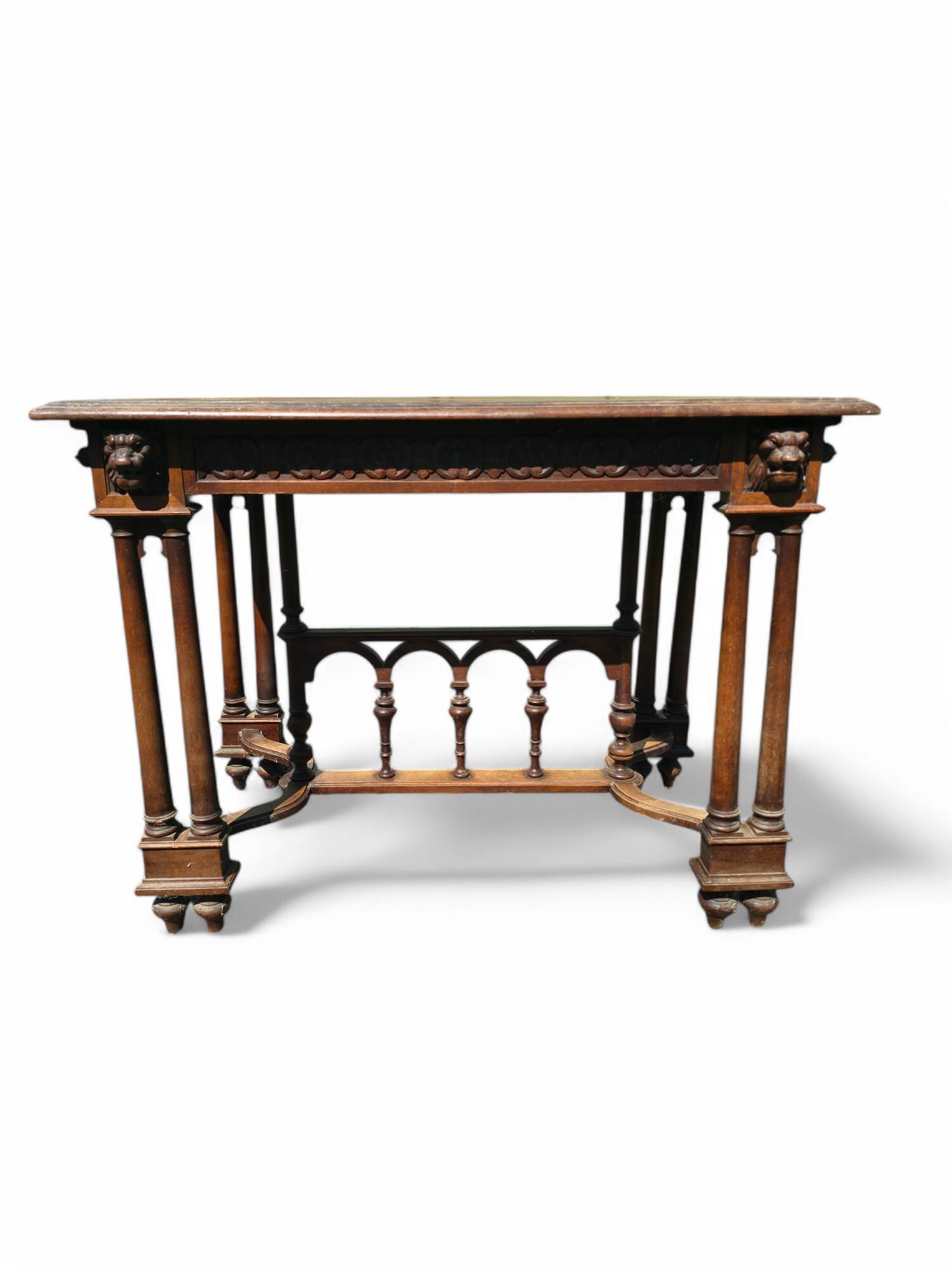 Bureau style Renaissance en bois sculpté