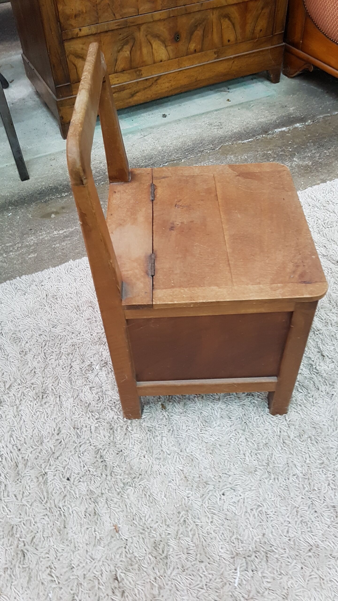Child's downbating trunk chair