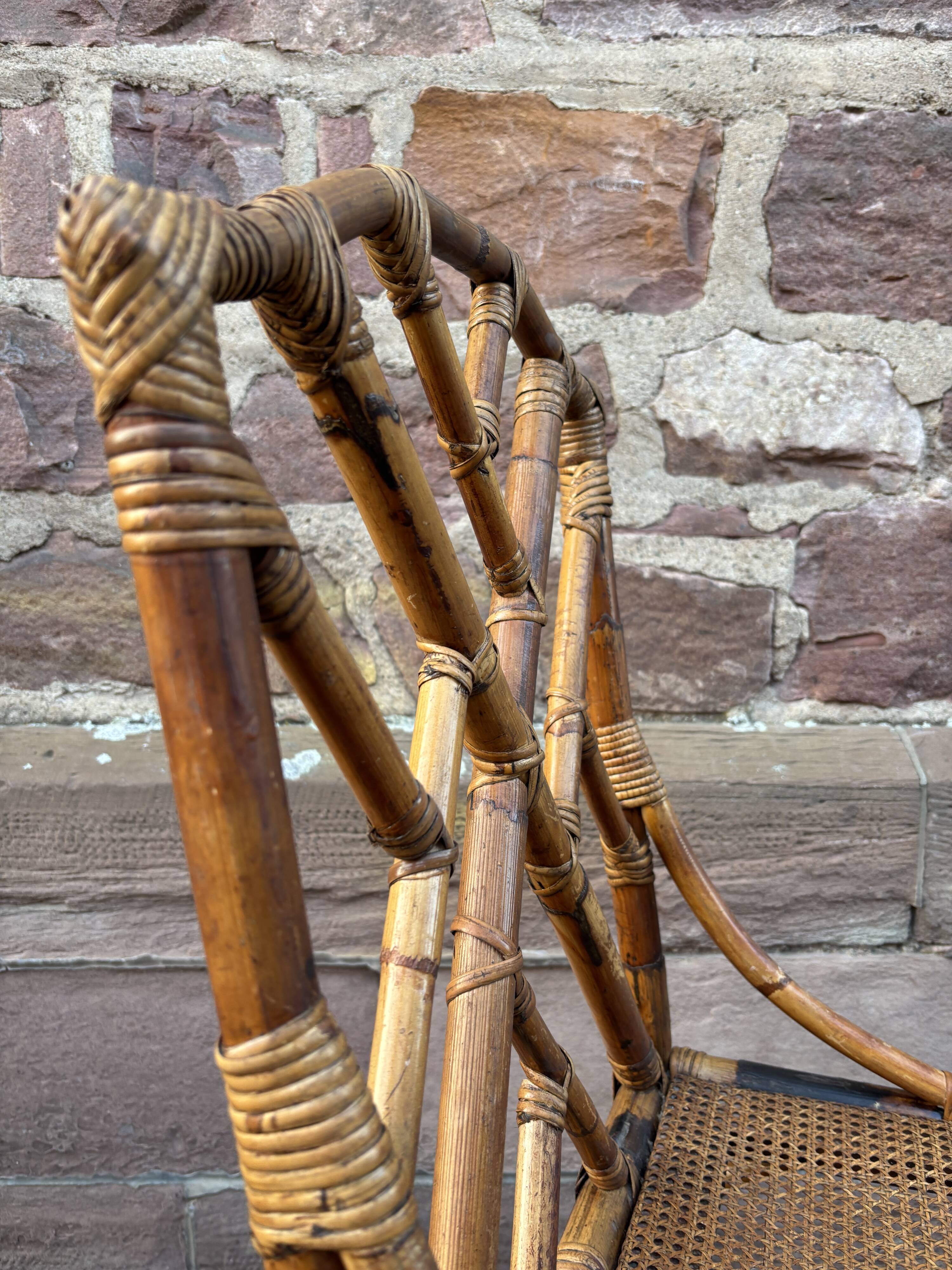 paire de chaises de jardin en bambou et rotin tissé 1950