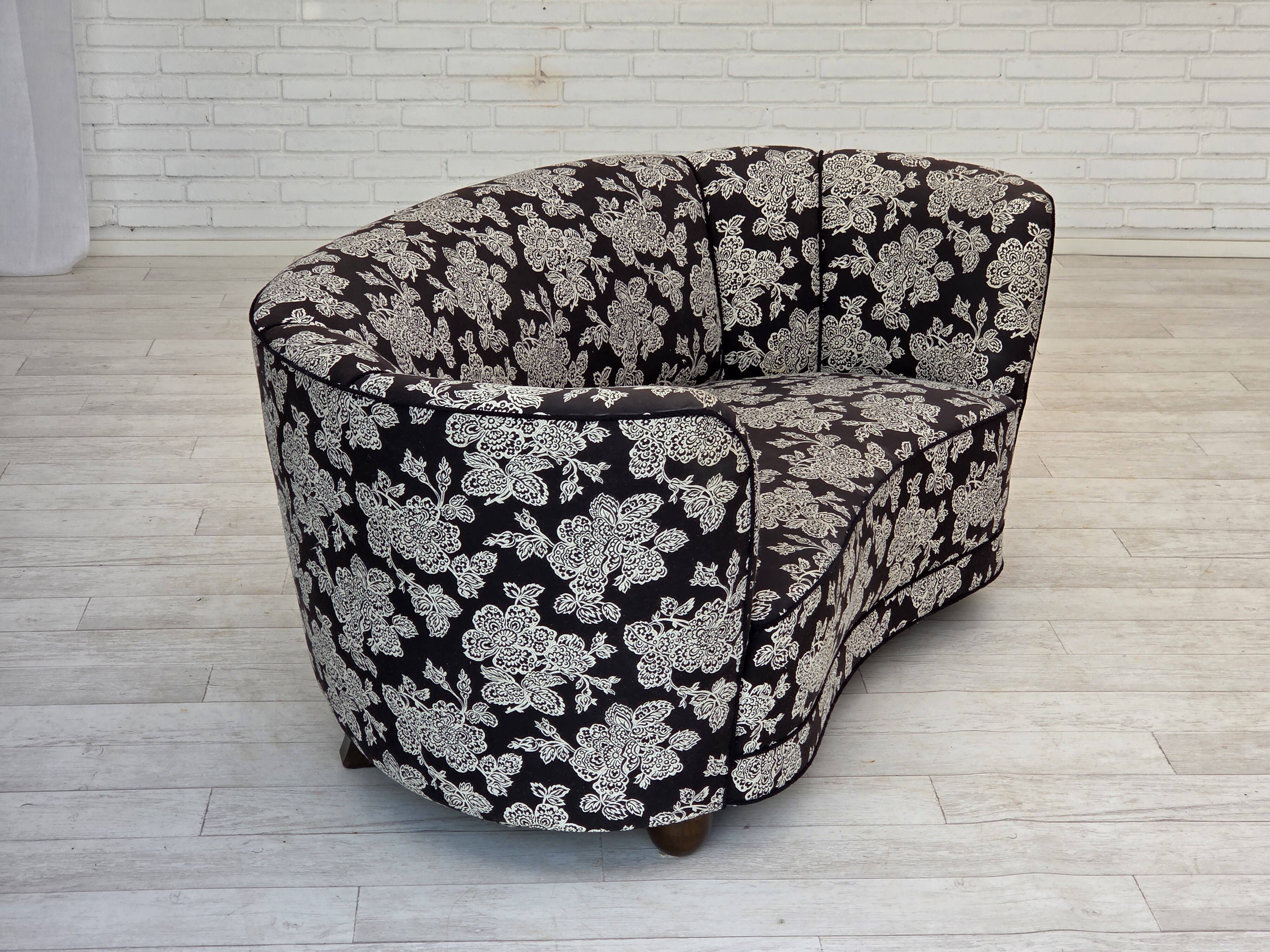 Canapé danois 2 places "Banan" des années 1960, tissu noir-blanc, bois de hêtre.