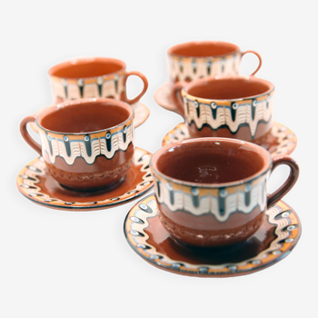 Lot de 5 tasses et leurs soucoupes en céramique artisanale de Bulgarie
