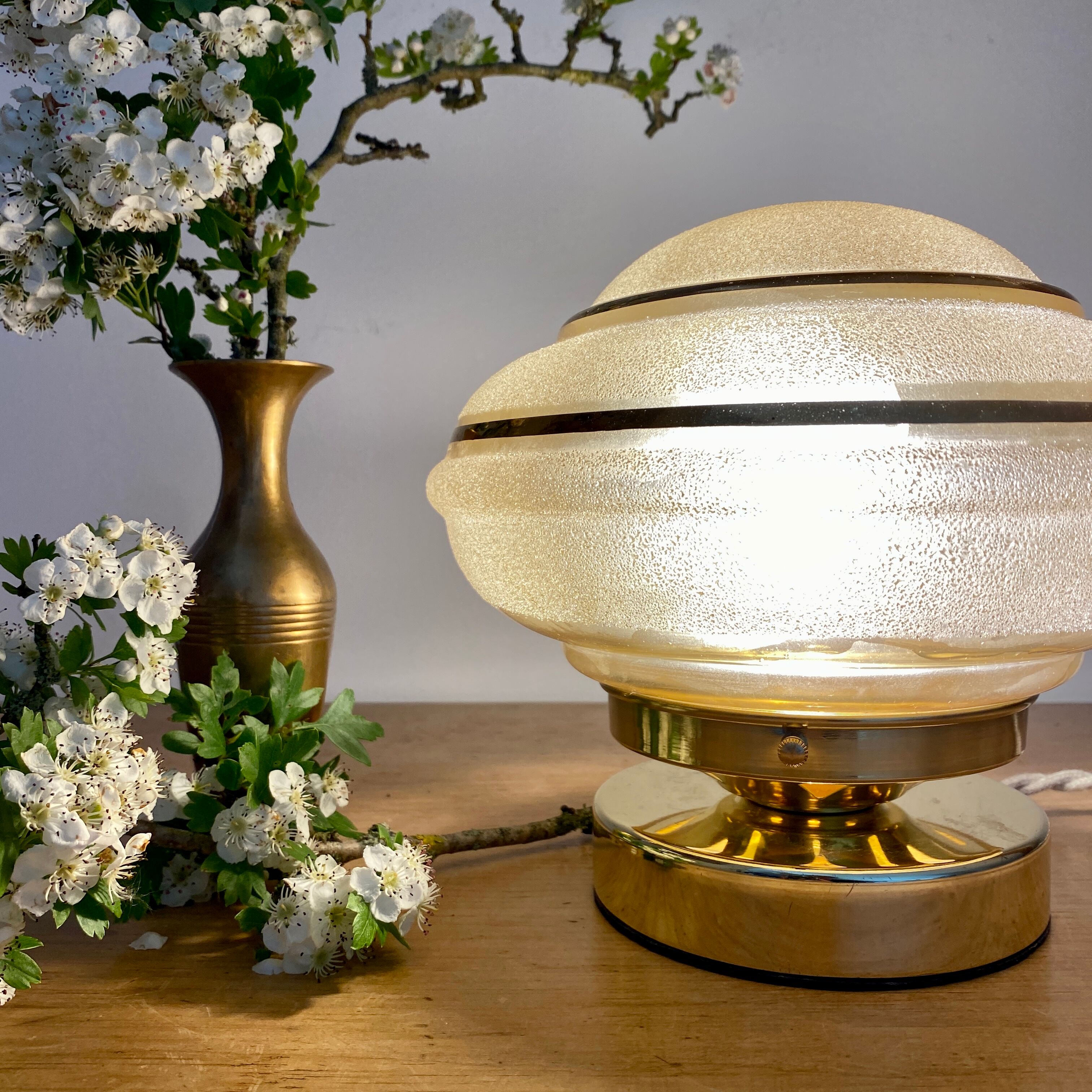 Lampe à poser globe vintage art déco en verre jaune et doré