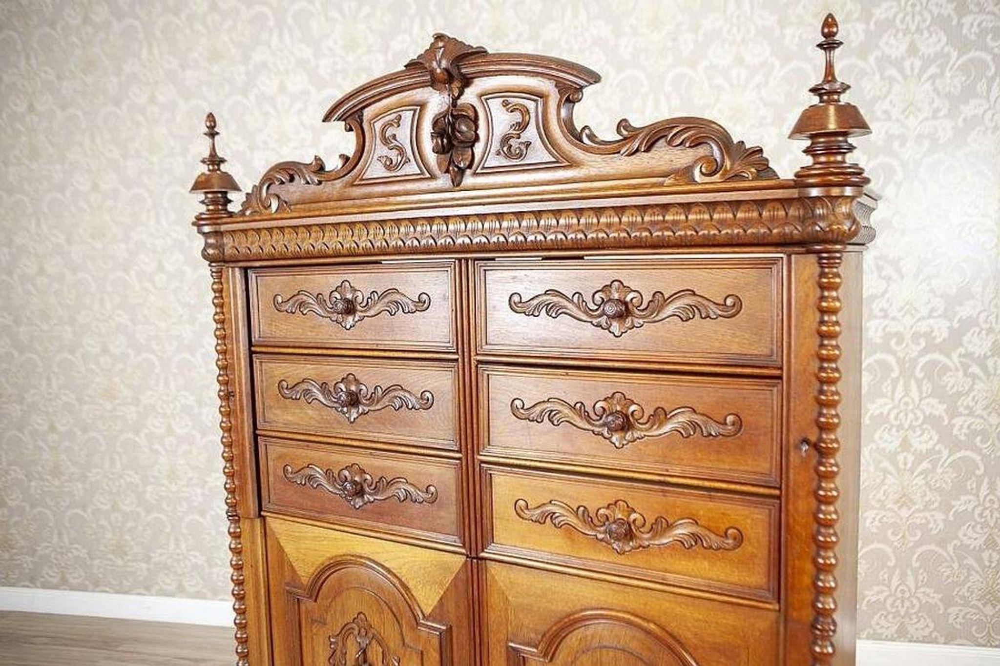Cabinet de style Renaissance Revival en noyer, 1900