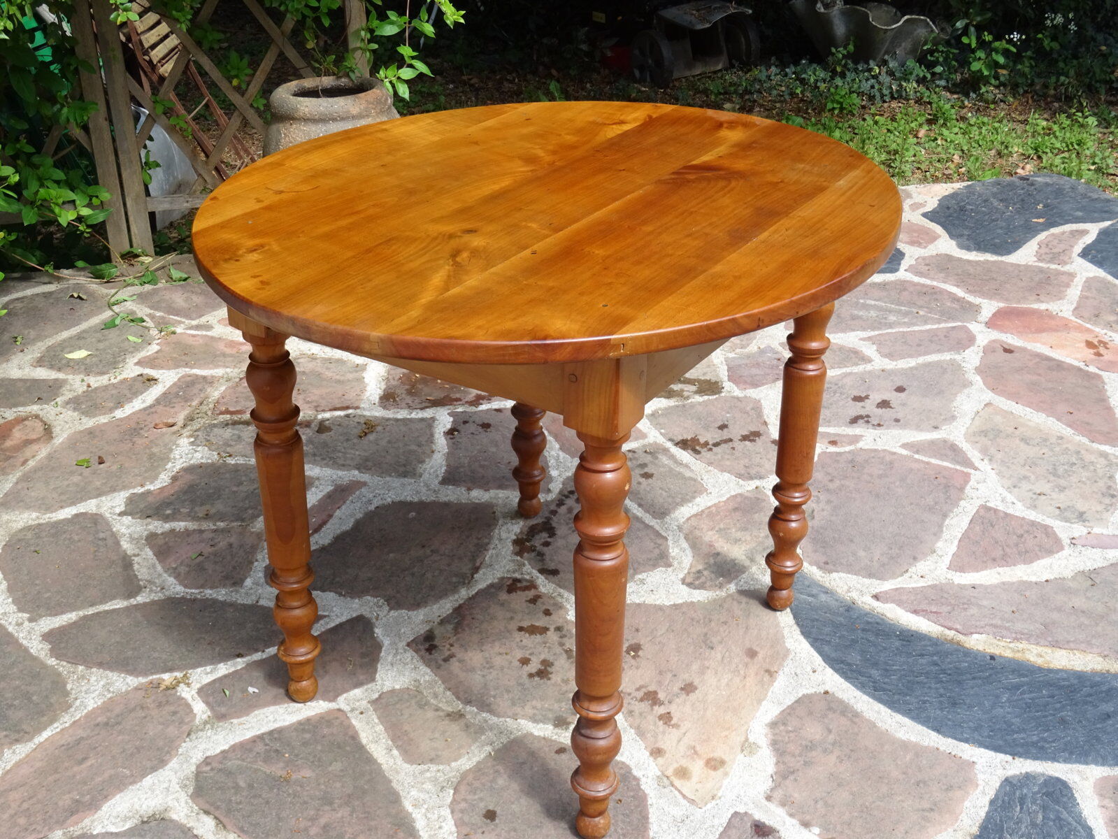 Table ovale bois fruitier