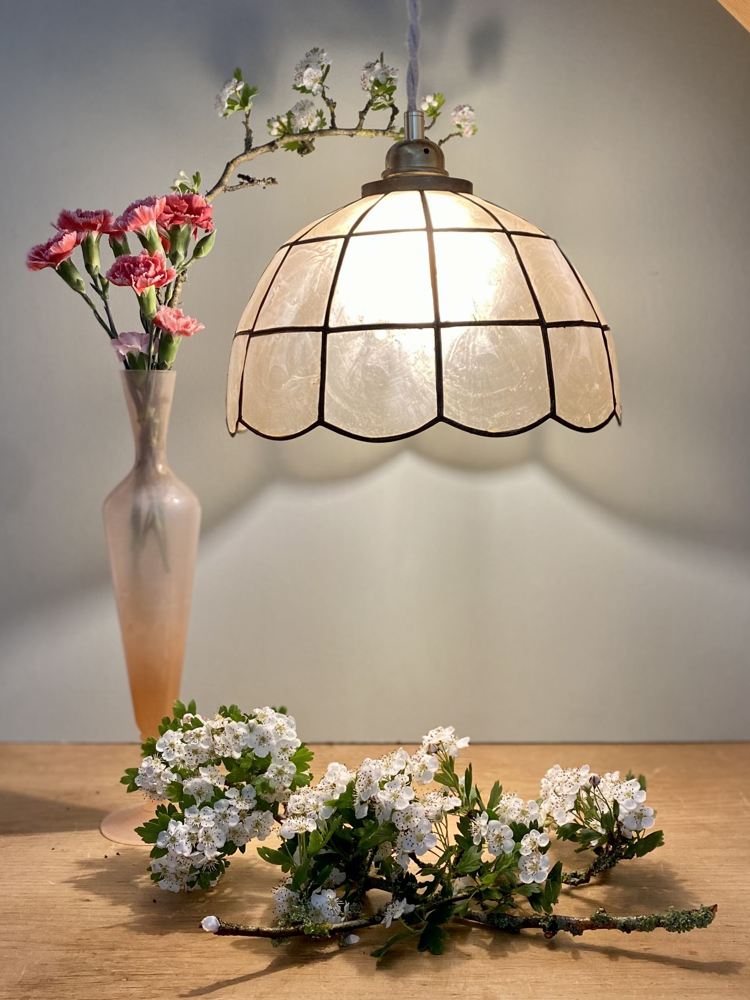 Vintage suspension lamp in mother-of-pearl and brass