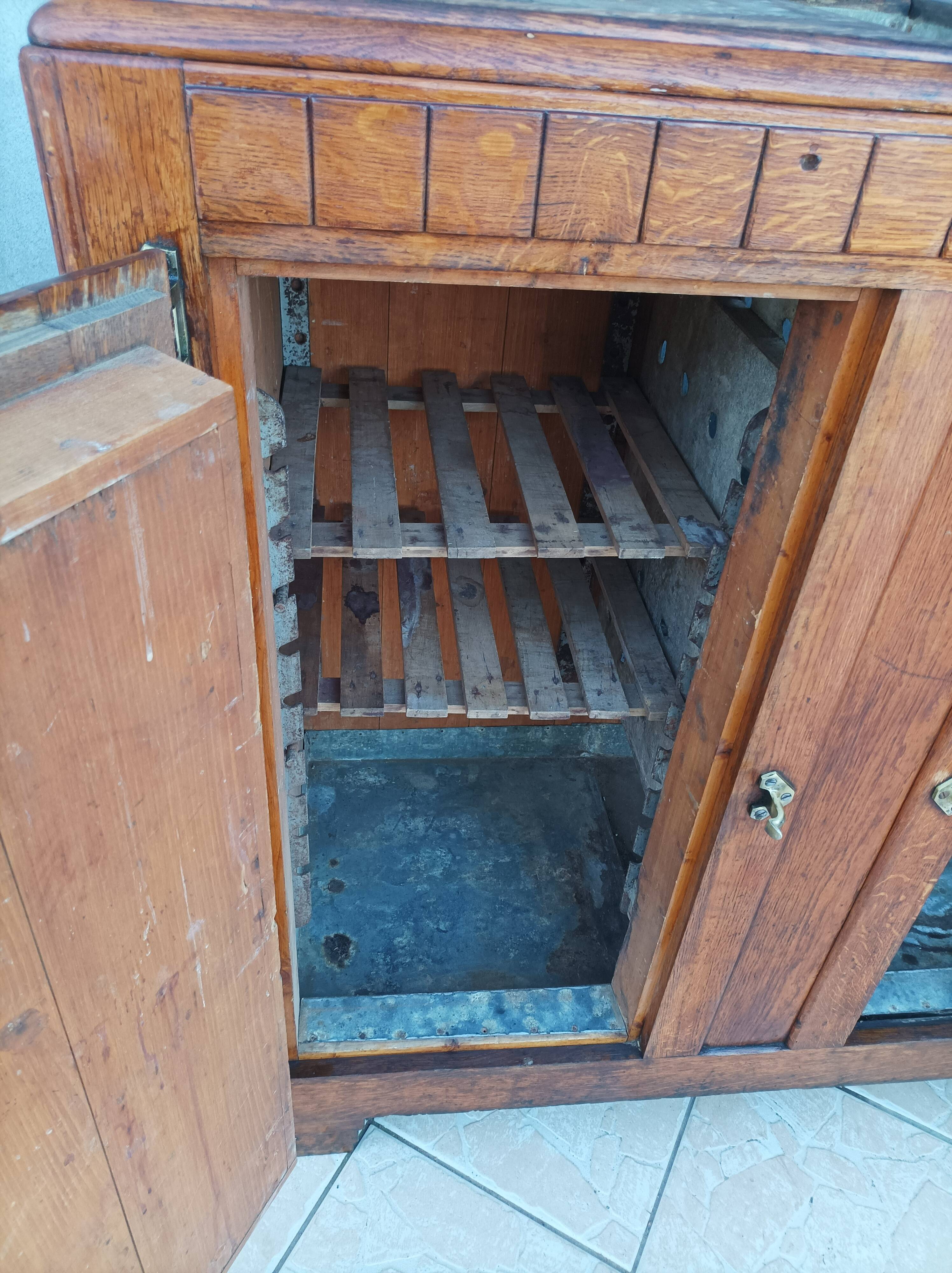 Butcher's buffet ice chest from the Art Deco period in oak