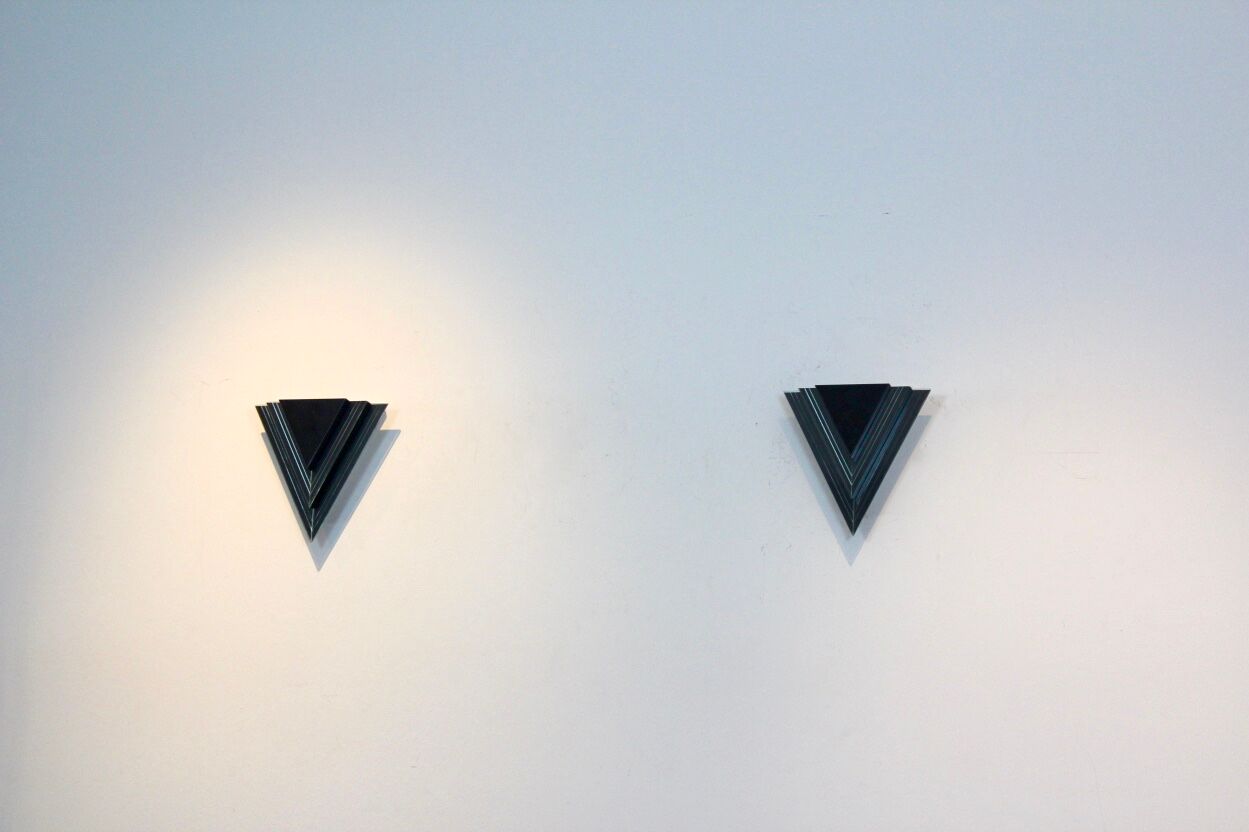 Appliques triangulaires hollandais modernes de mur de verre et d’acier