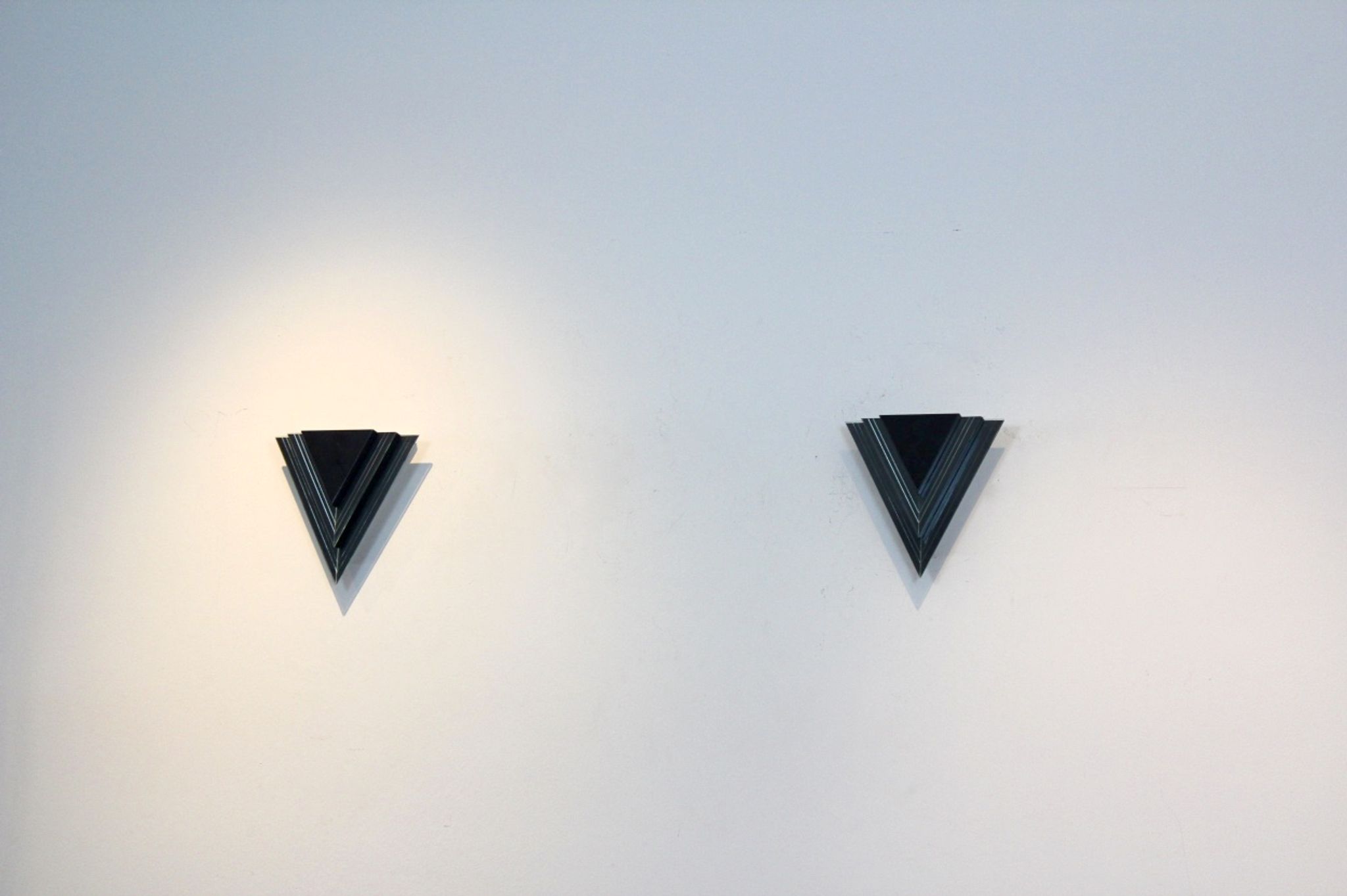 Appliques triangulaires hollandais modernes de mur de verre et d’acier