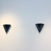 Appliques triangulaires hollandais modernes de mur de verre et d’acier