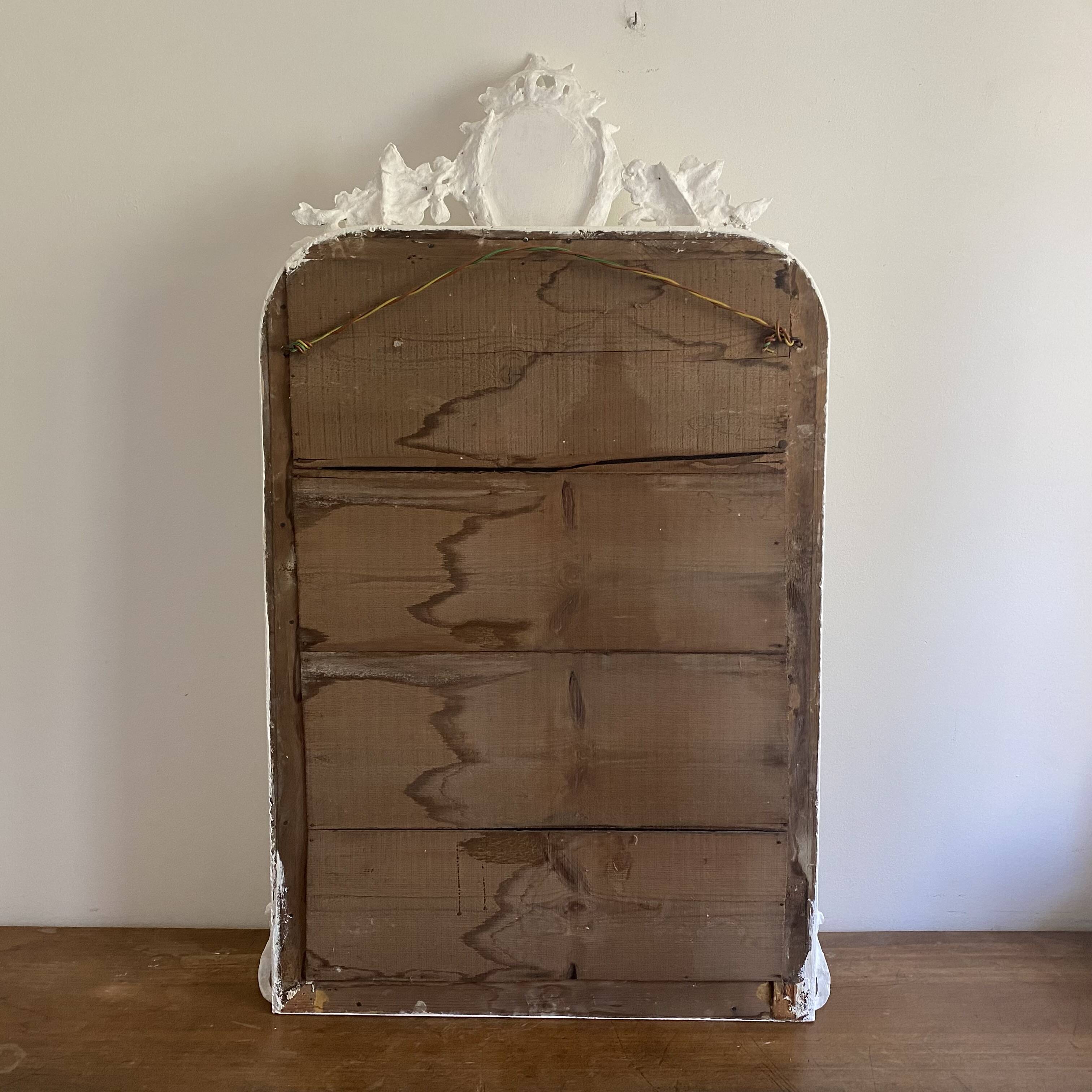 Late 19th-century mirror with a decorated pediment. 112x66.