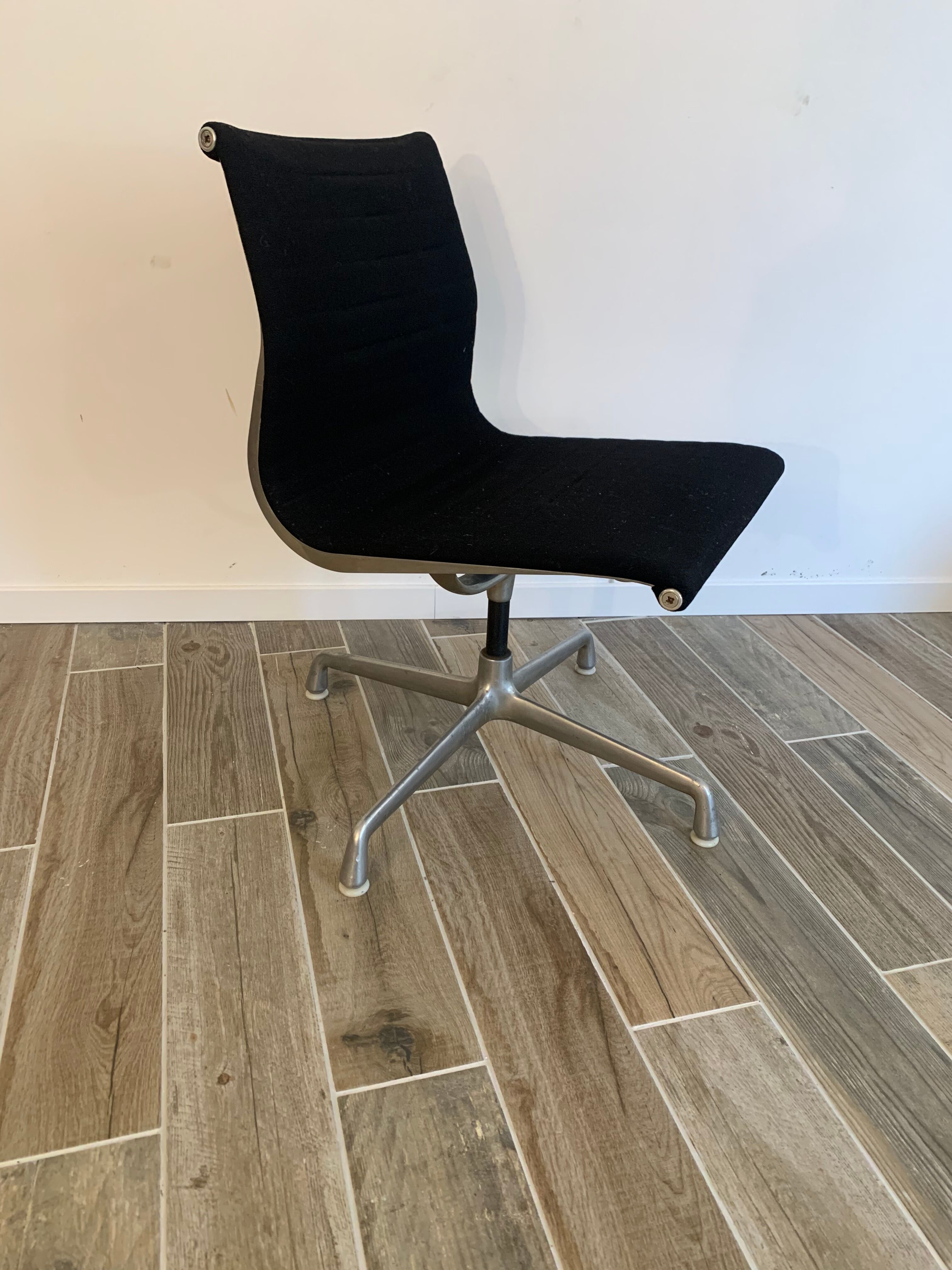 Charles & Ray Eames swivel chair mod EA106 Herman miller