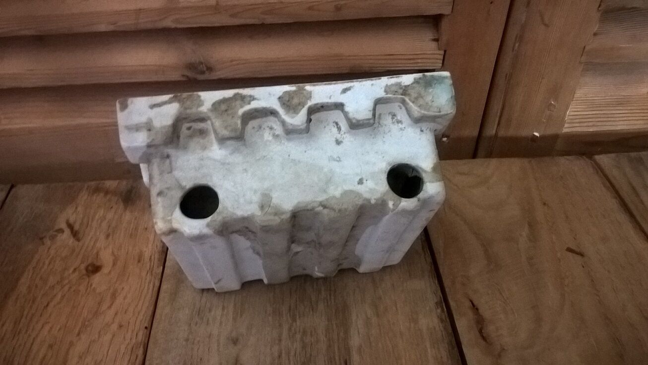 Wall-mounted wall soap door with built-in vintage ceramic