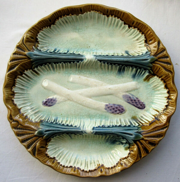 Assiette en barbotine à asperges style louis XV, Orchies: 3 compartiments bleus