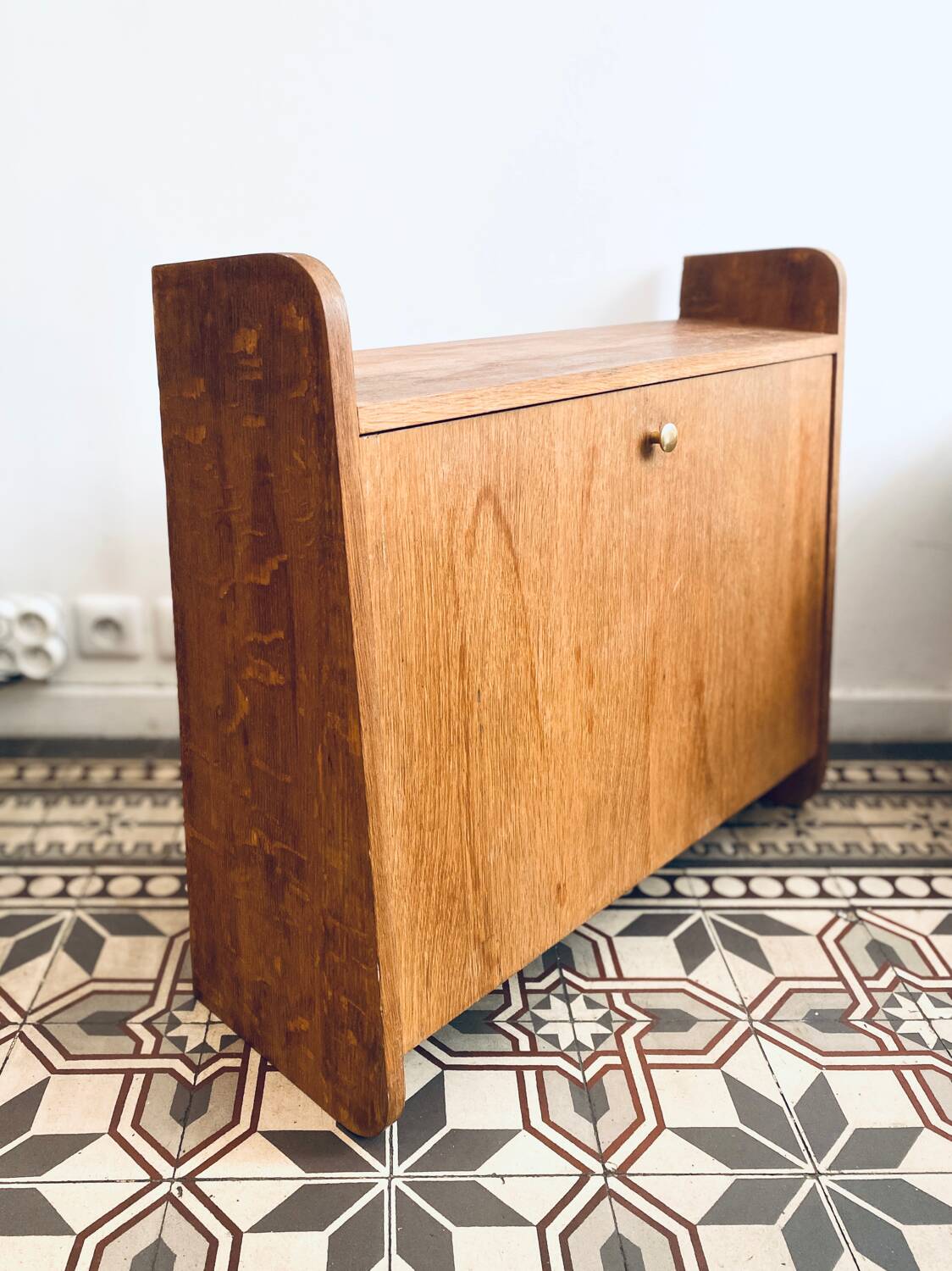 Small secretary desk to hang.