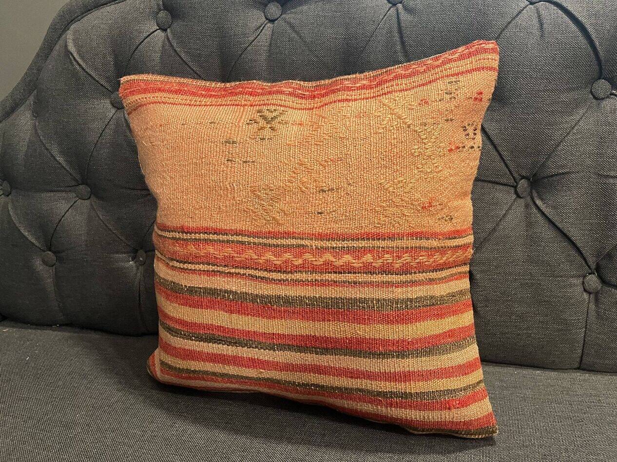 Ancien coussin rose authentique