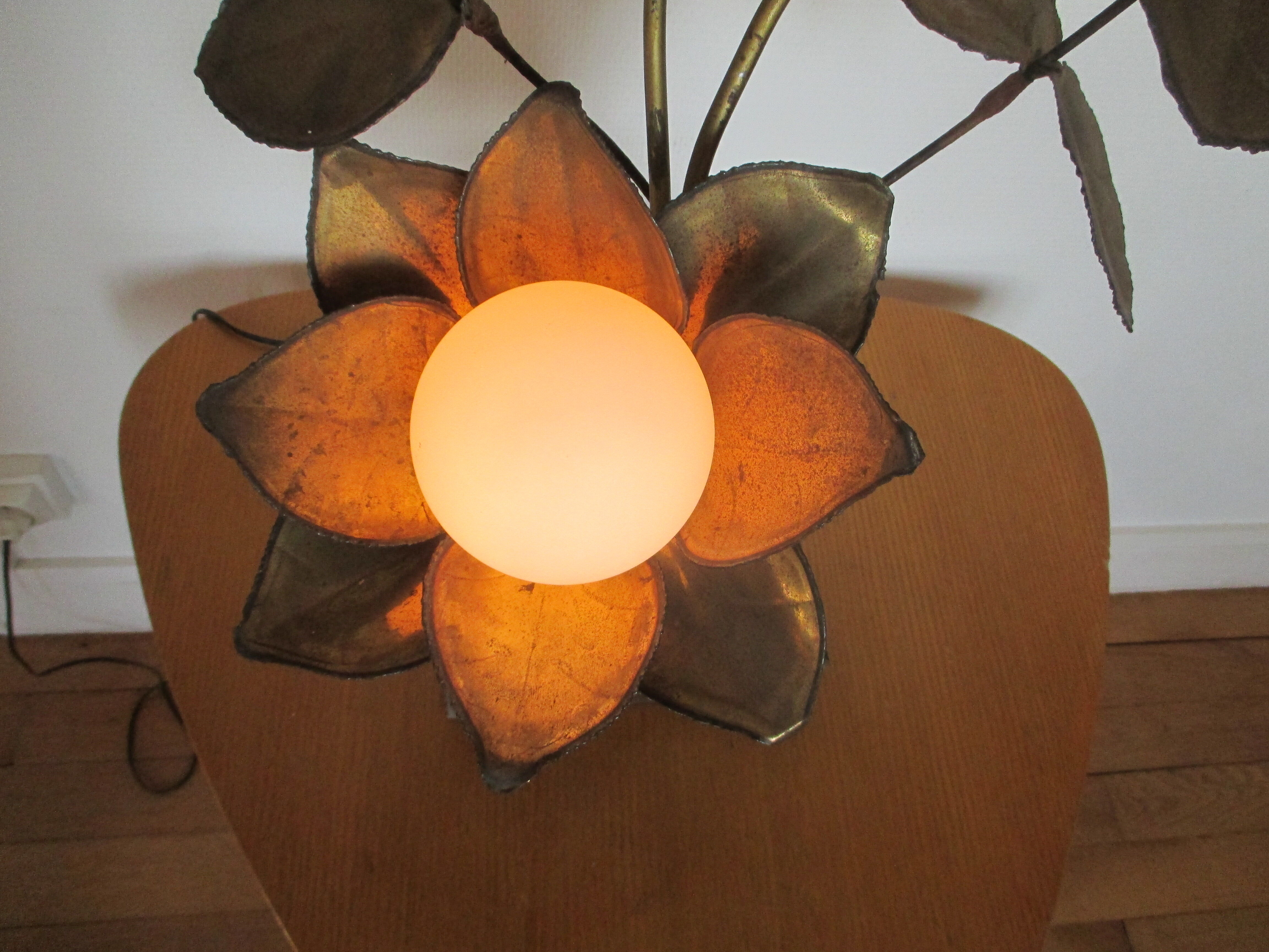 Golden metal brass flower lamp