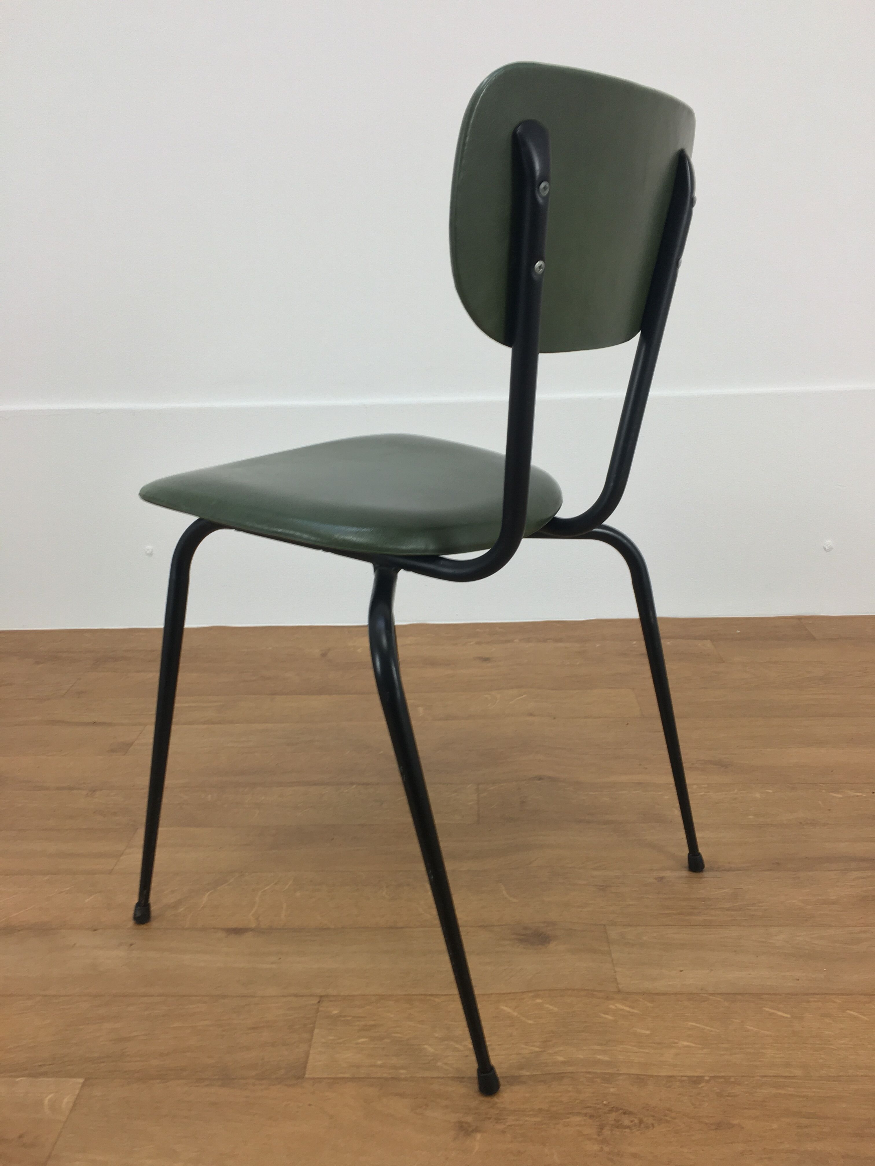 Set de 4 chaises années 50, métal et skaï vert