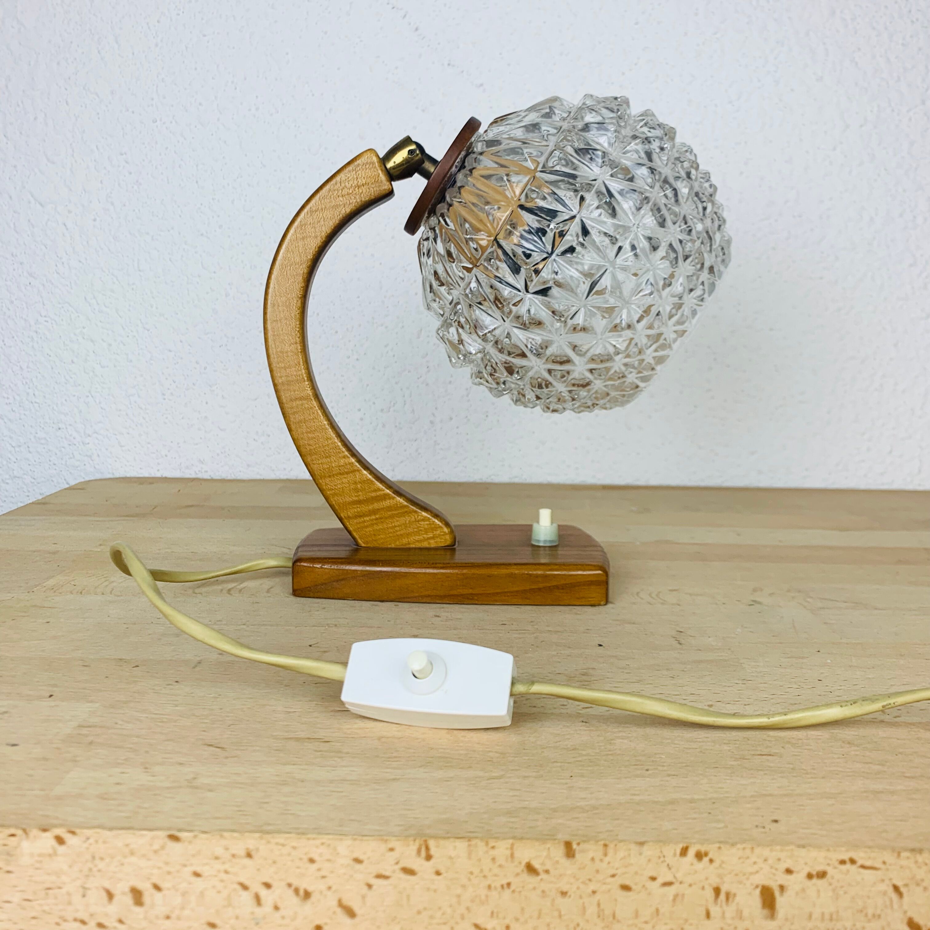 Lampe scandinave arc bois courbé globe verre ciselé