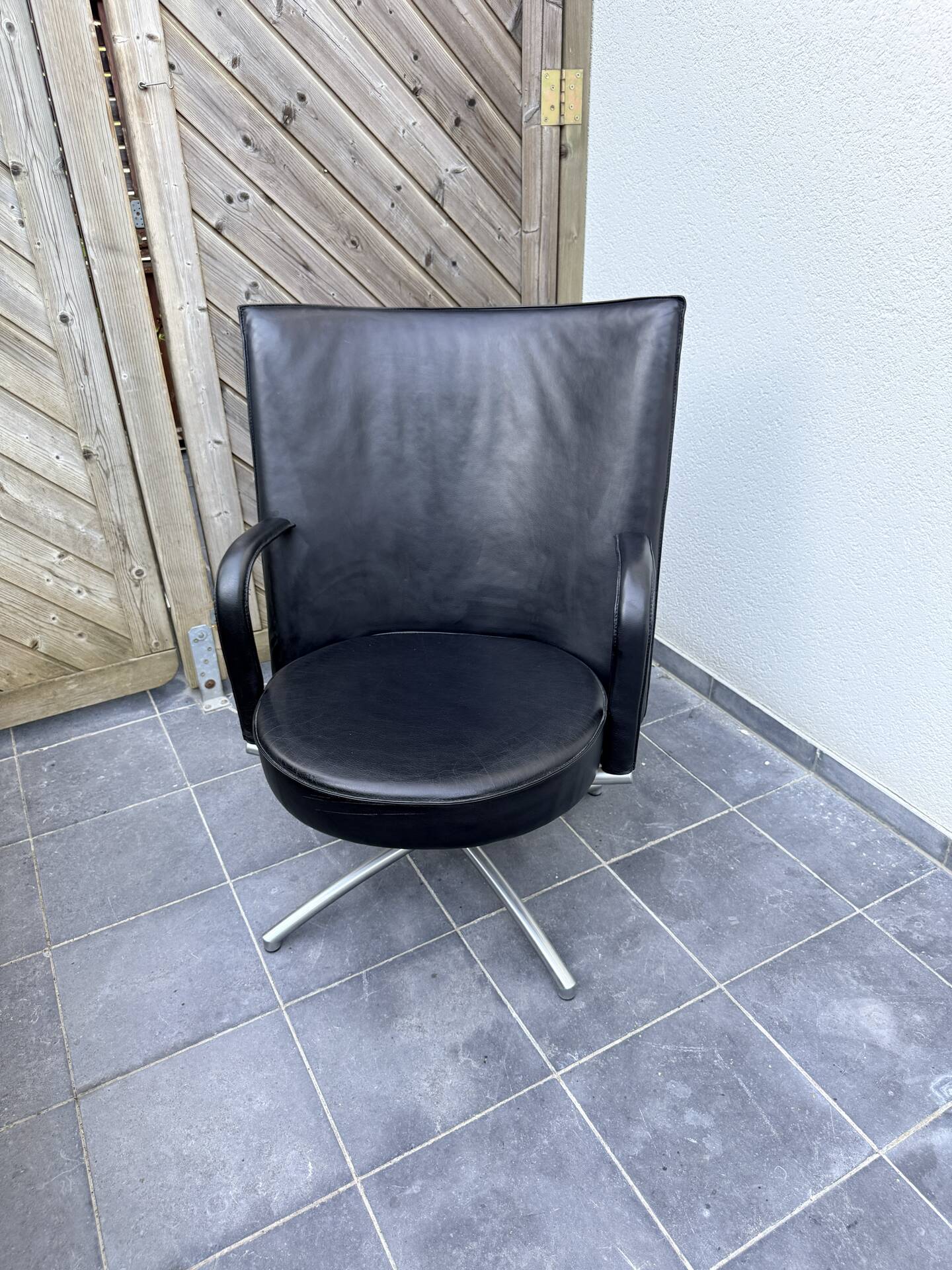 Swivel armchair EJ80B “Partner” – Erik Jørgensen – black leather