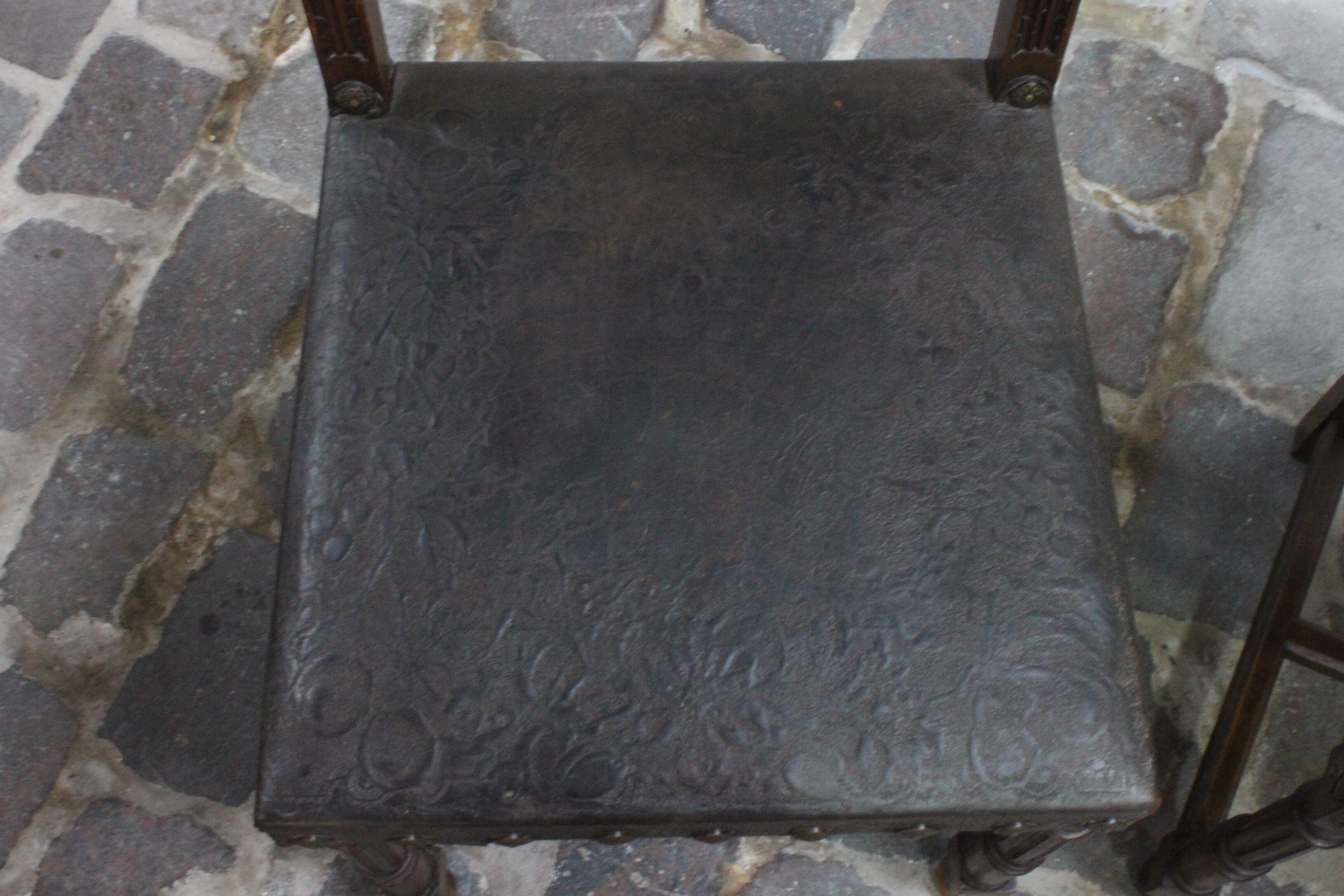 Ensemble de 3 chaises Renaissance en chêne et cuir gaufré, 19ème siècle, Belgique