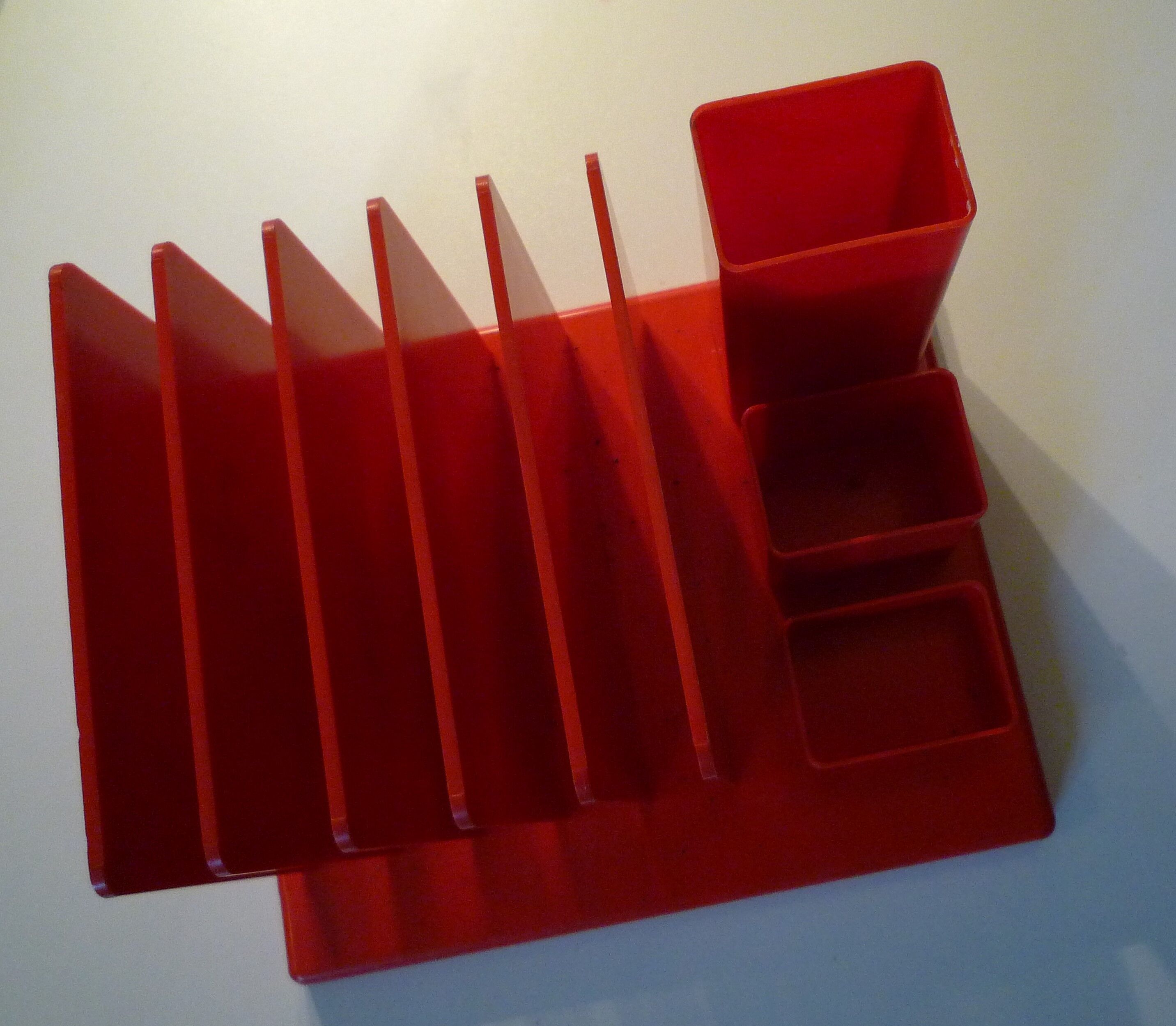 Pencil jar / letter range, vintage 80s, red plastic