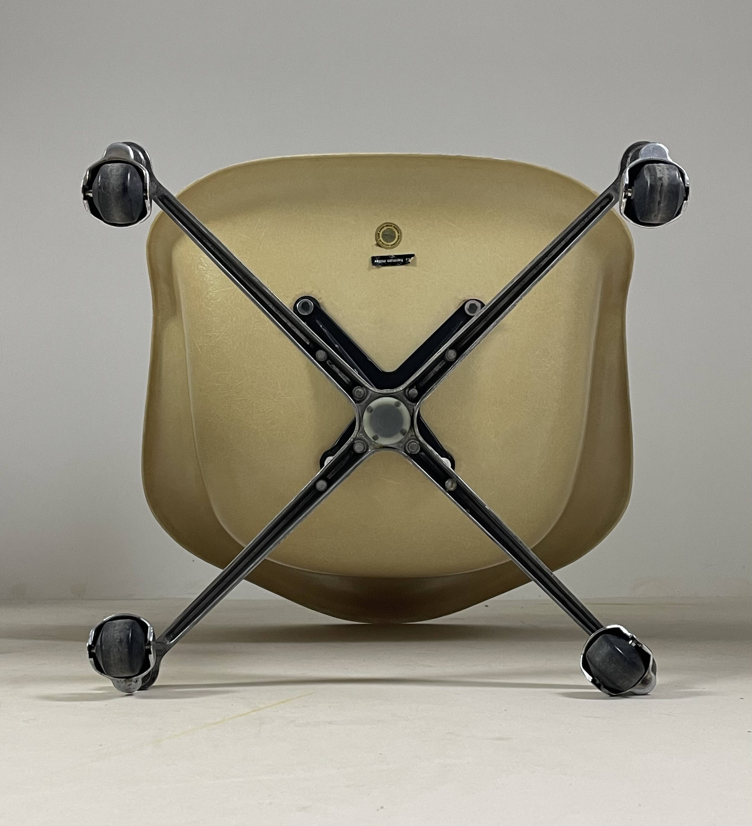 Fiberglass armchair by Charles Eames for Herman Miller, 1960