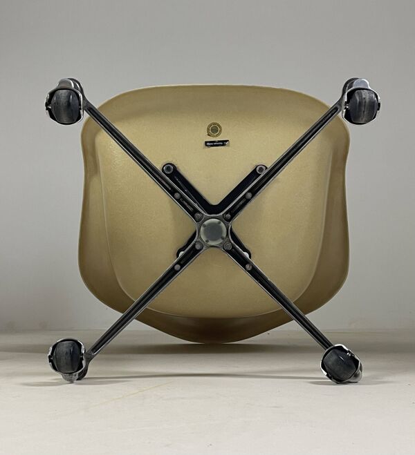 Fauteuil en fibre de verre par Charles Eames pour Herman Miller, 1960