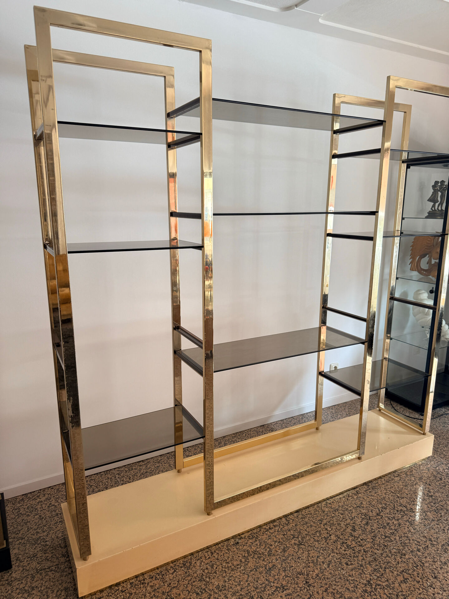 Grande bibliothèque italienne attribuée à Alain Delon – verre fumé et