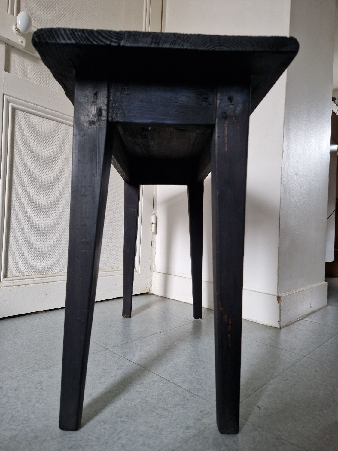 Table basse en bois brûlé
