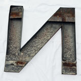 Lettre d'enseigne en zinc ancienne  N