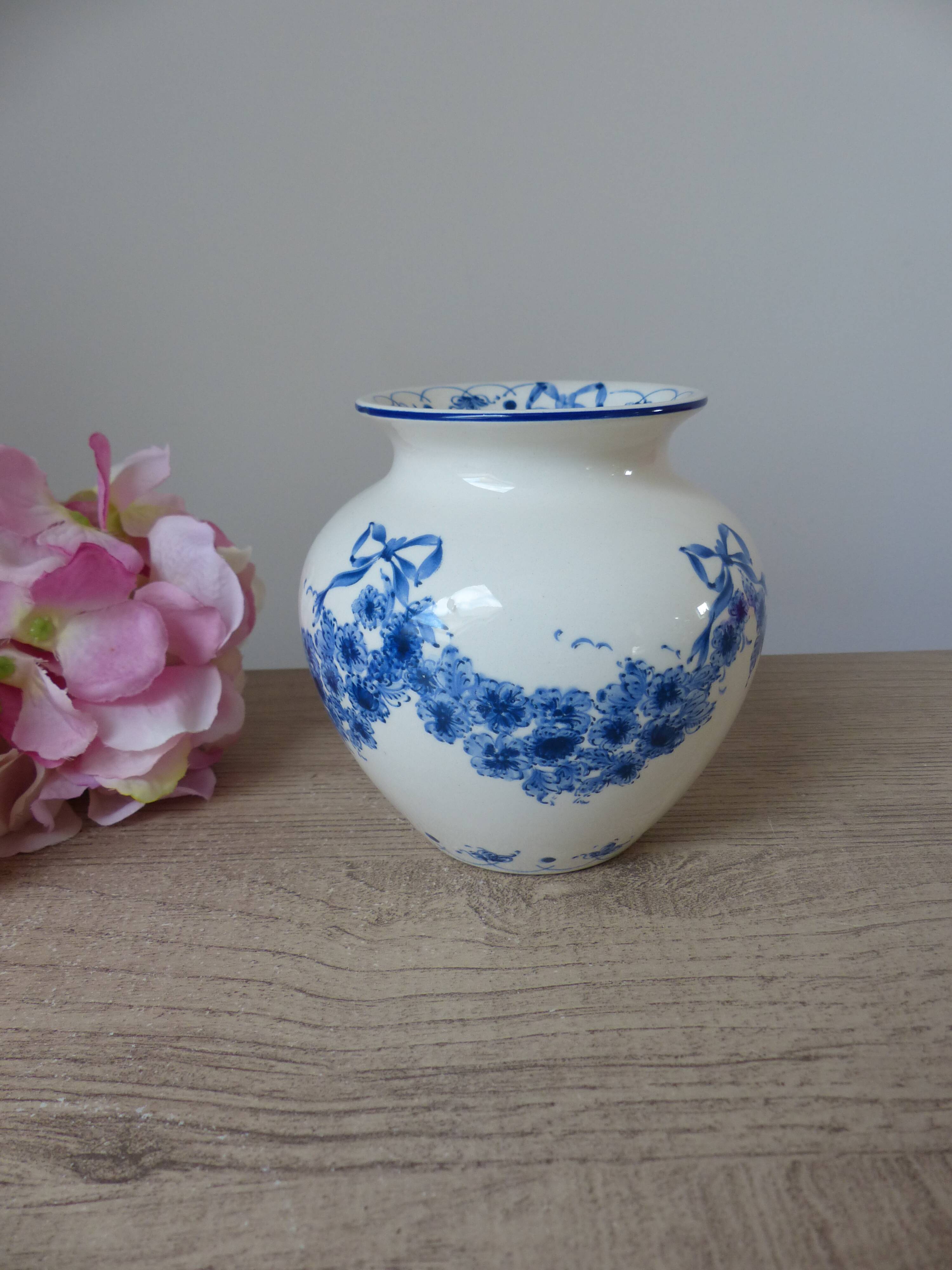 Vase boule signé Sia "Blue Garland"