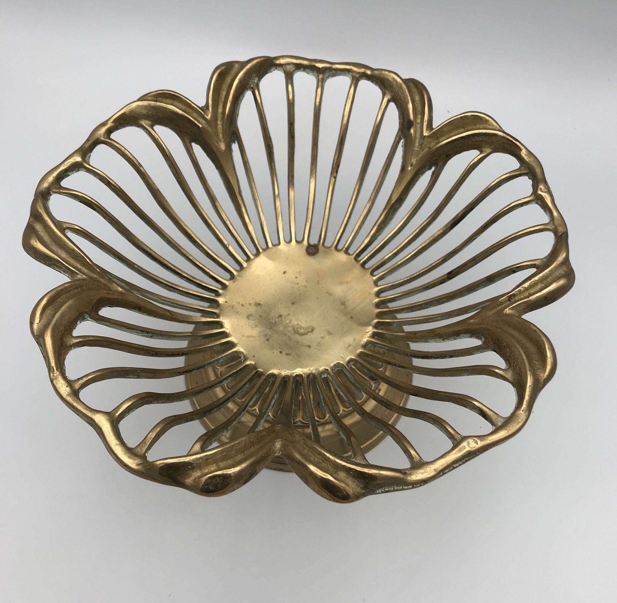 Stand cup or vintage basket of floral shape in golden brass, italy