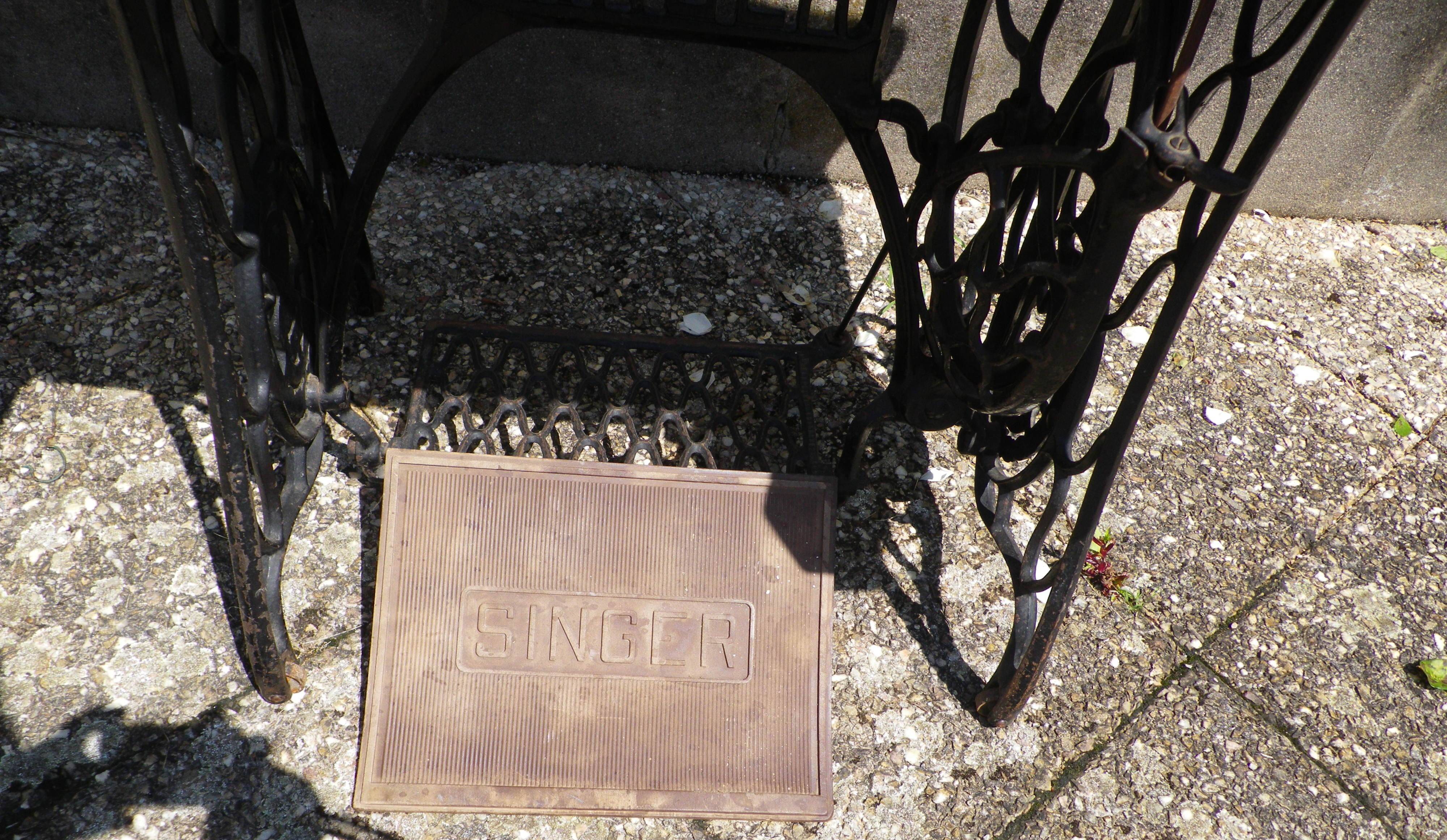 Singer sewing machine, 1928