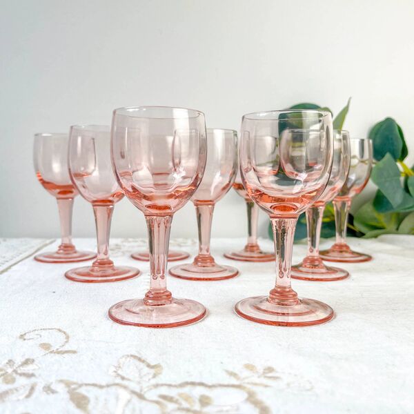 9 verres à vin blanc vintage en verre rose à facettes – Années 1950