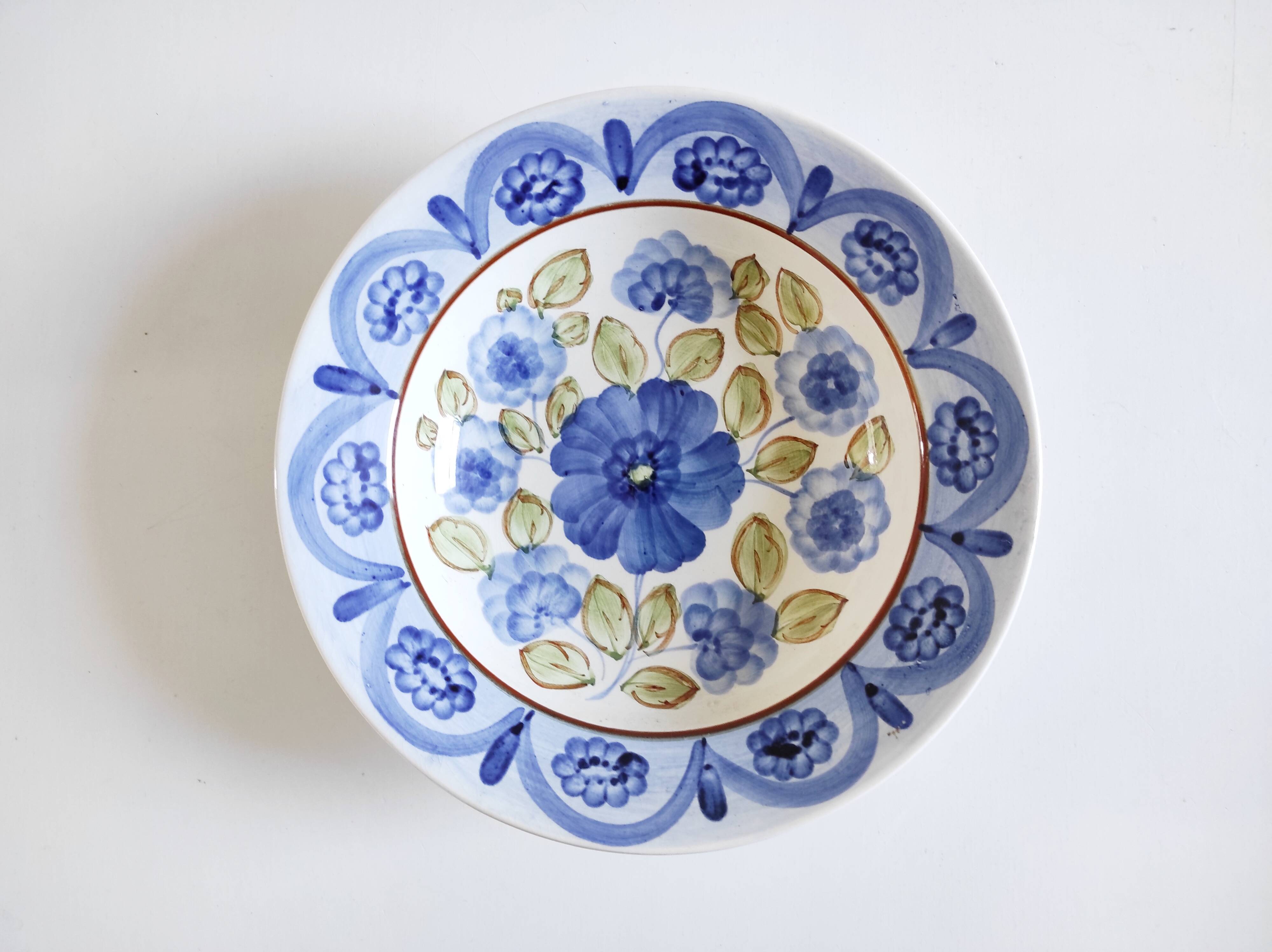 Decorative plate painted flowers