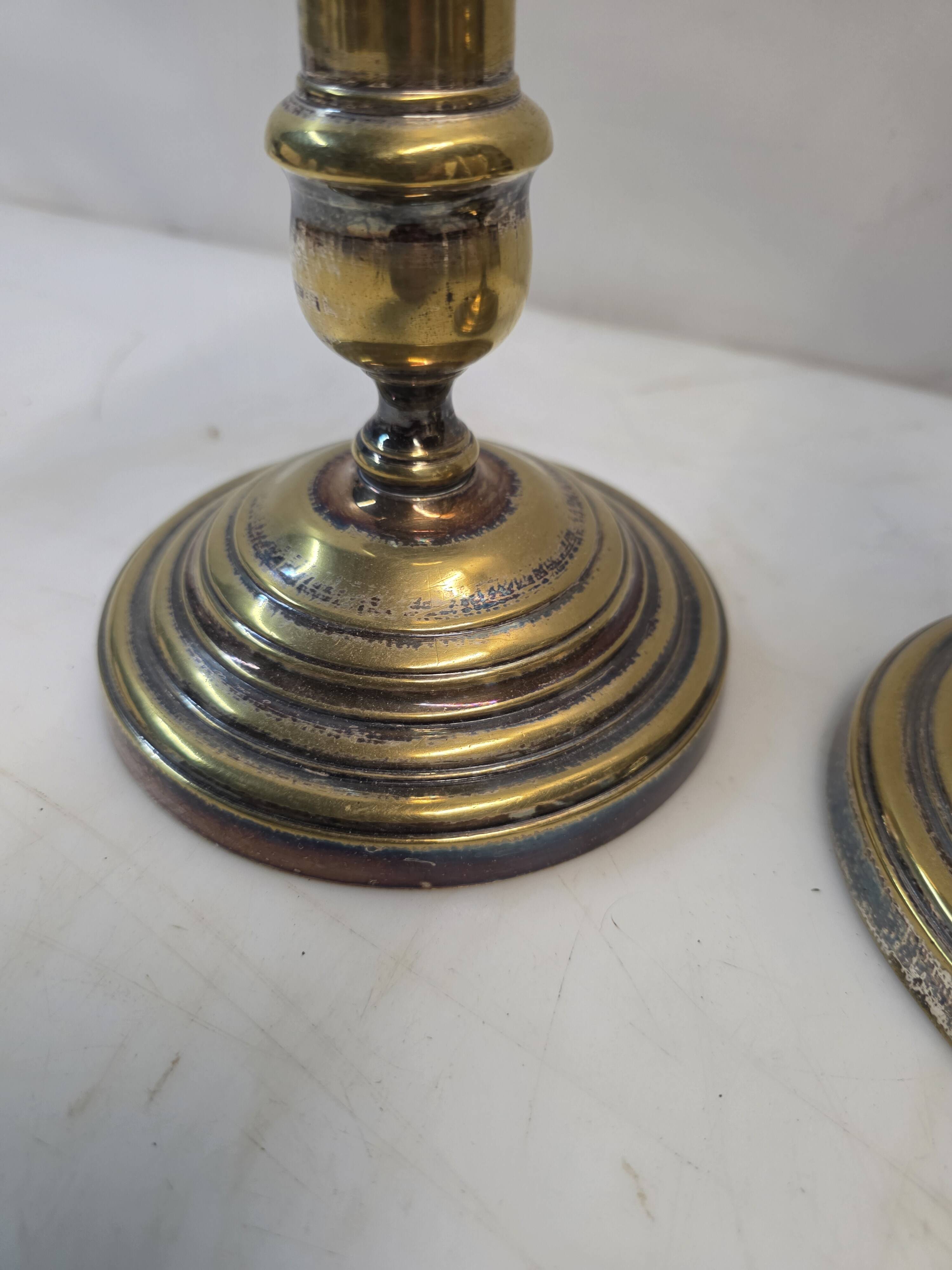 Paire de bougeoirs anciens en laiton
