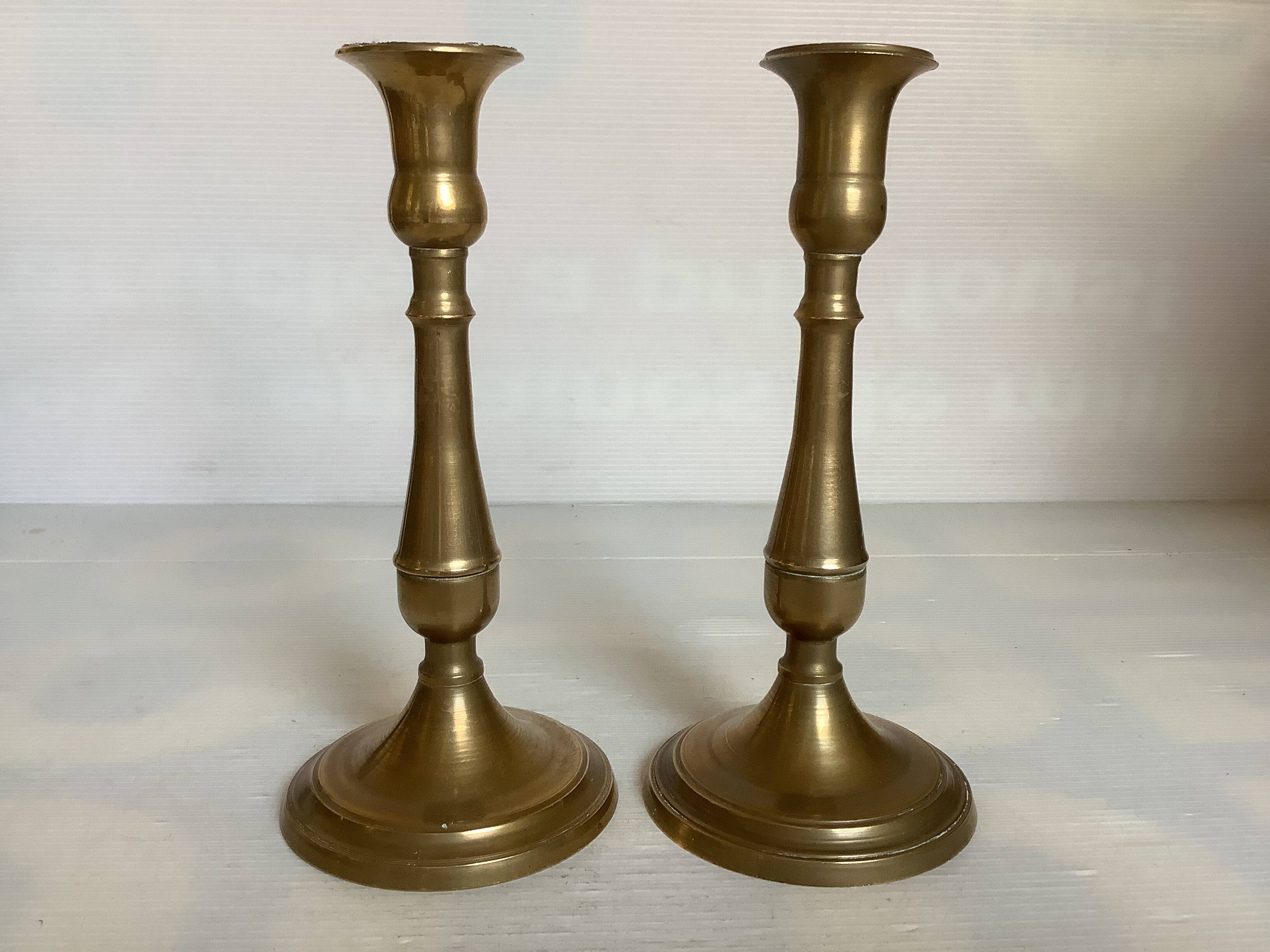 Paire de bougeoirs en laiton