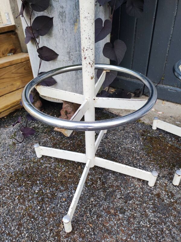 Deux beaux tabourets de bar vintage