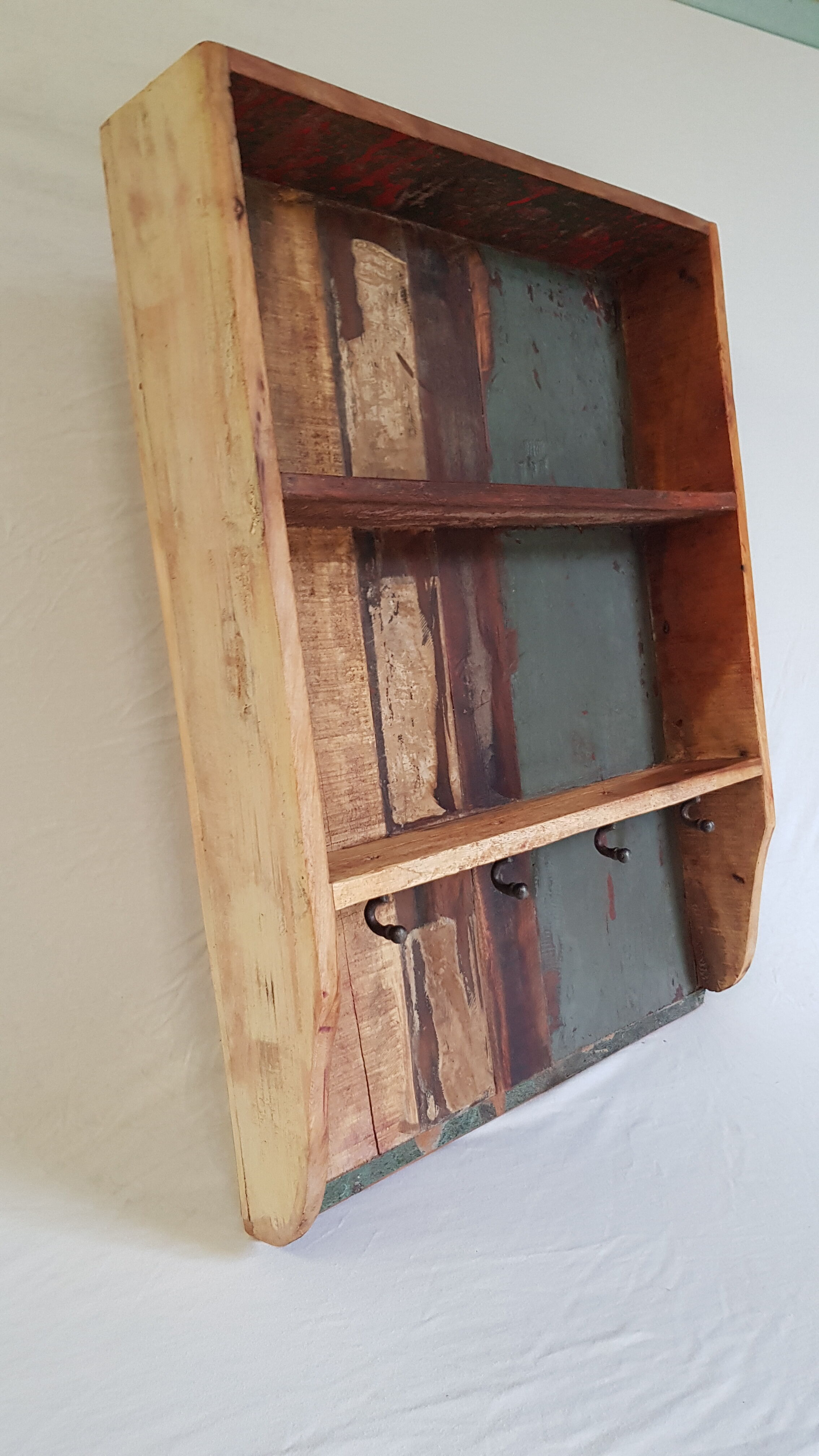 Wall shelf 3 shelves + 4 hooks cast iron in polychrome wood