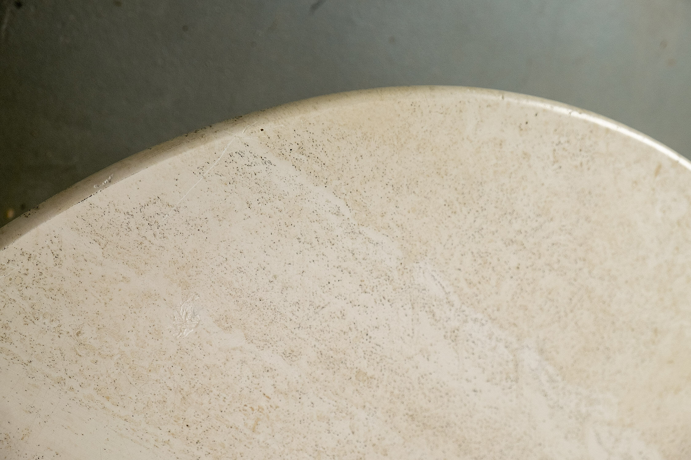 Table basse en forme de goutte en travertin, années 1990