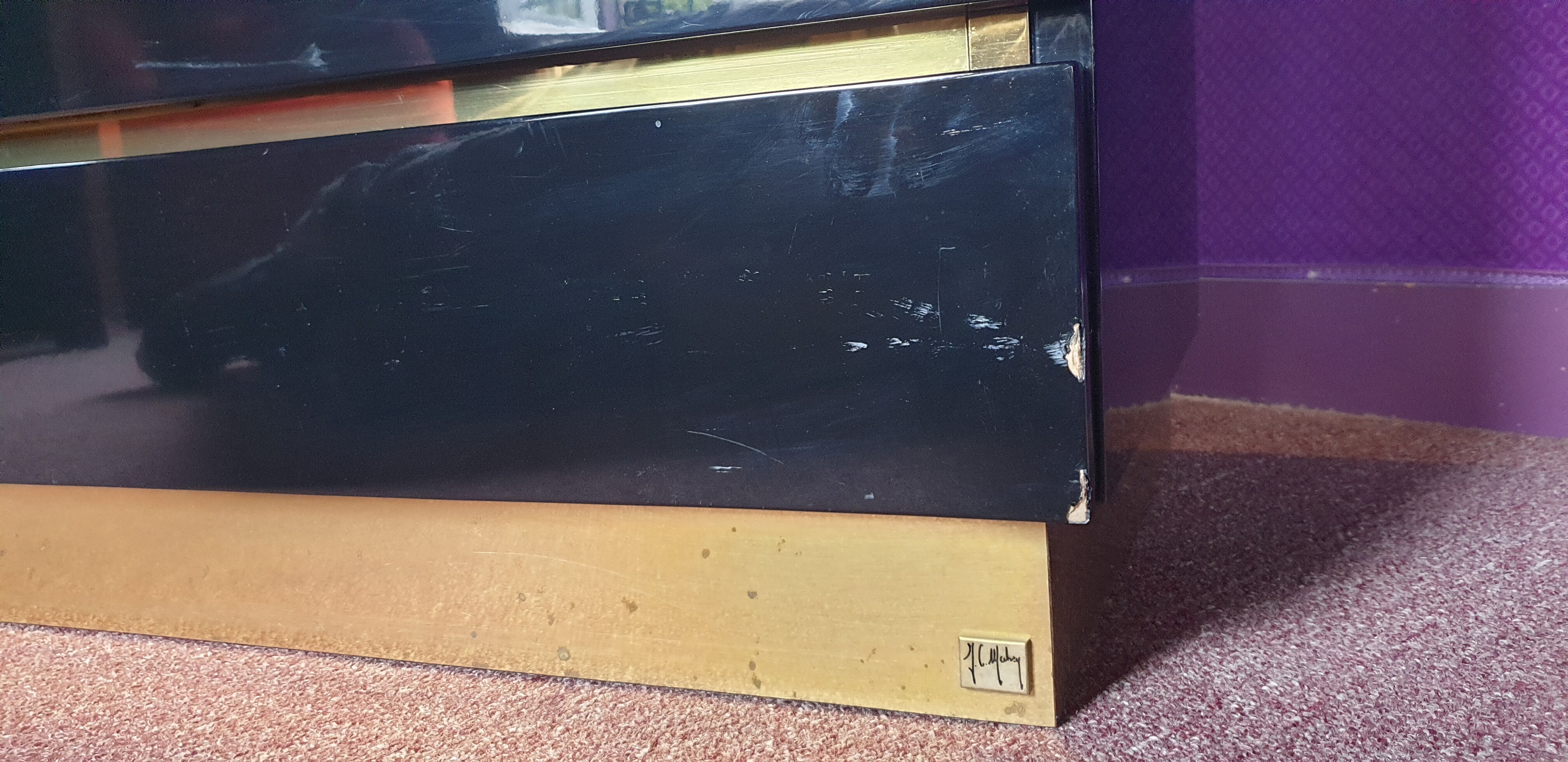 Black lacquered rag and brass