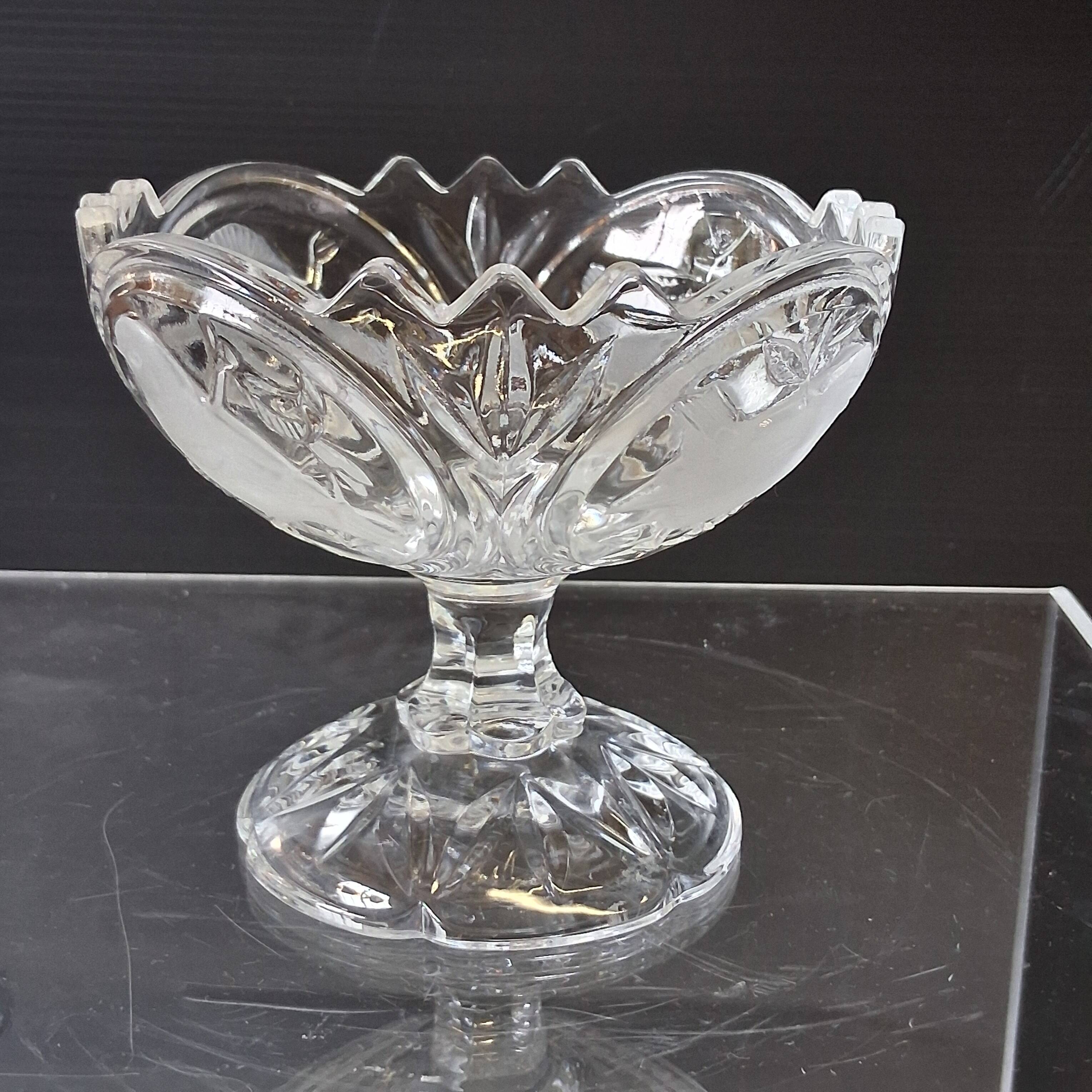 6 glass ice cream bowls in very good condition