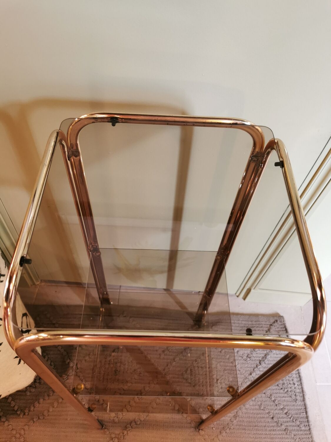 Étagère vintage métal doré et verre fumé