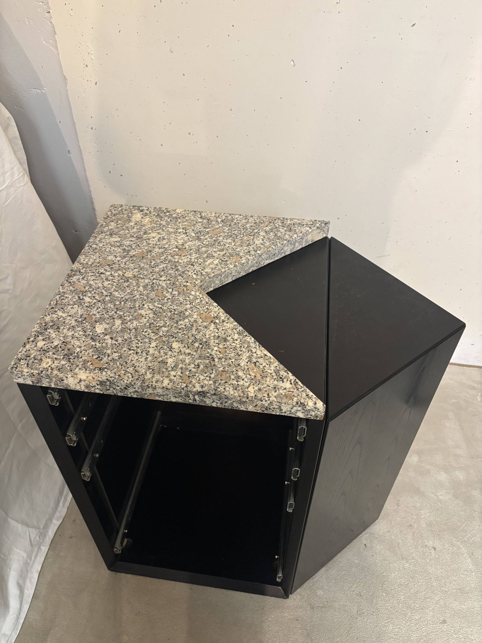 Grand bureau bois laqué et granite 1980